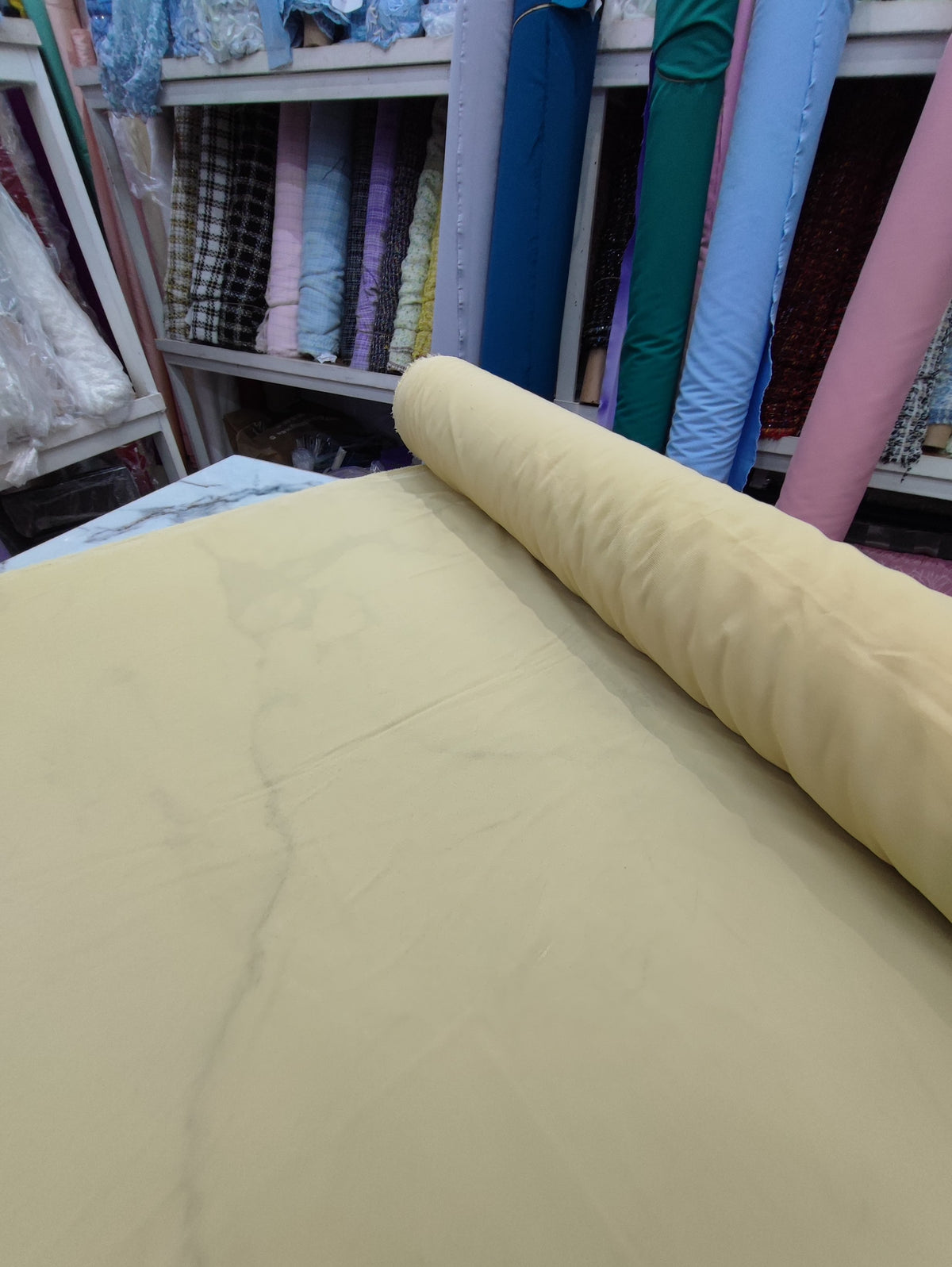 HH10 Oro: fotografía real de la tela. Ceremonia Textil. Se vende tela por metro.