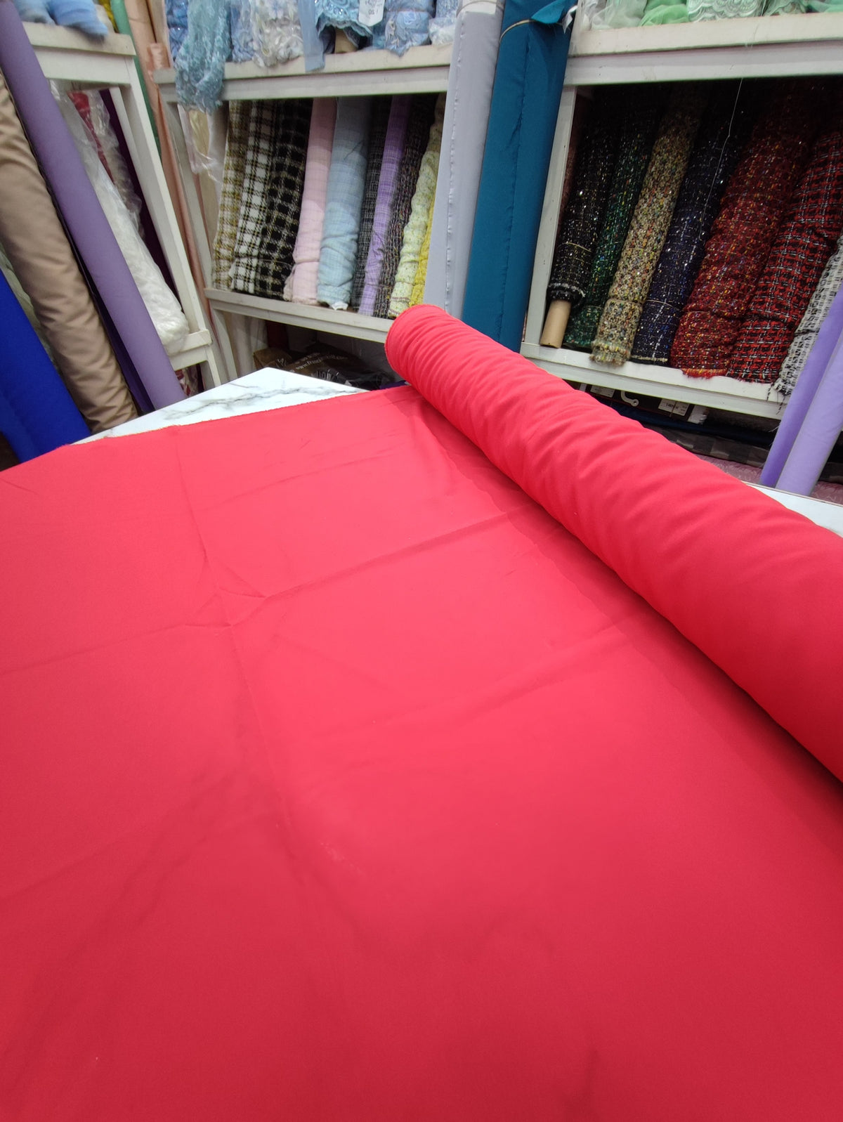 HH10 Rojo: fotografía real de la tela. Ceremonia Textil. Se vende tela por metro.