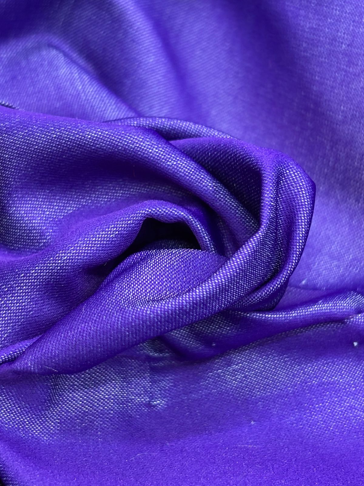 HH9 MORADO PLUMBAGO: fotografía real del tejido doble vista, cara A. Se vende tela por metro.
