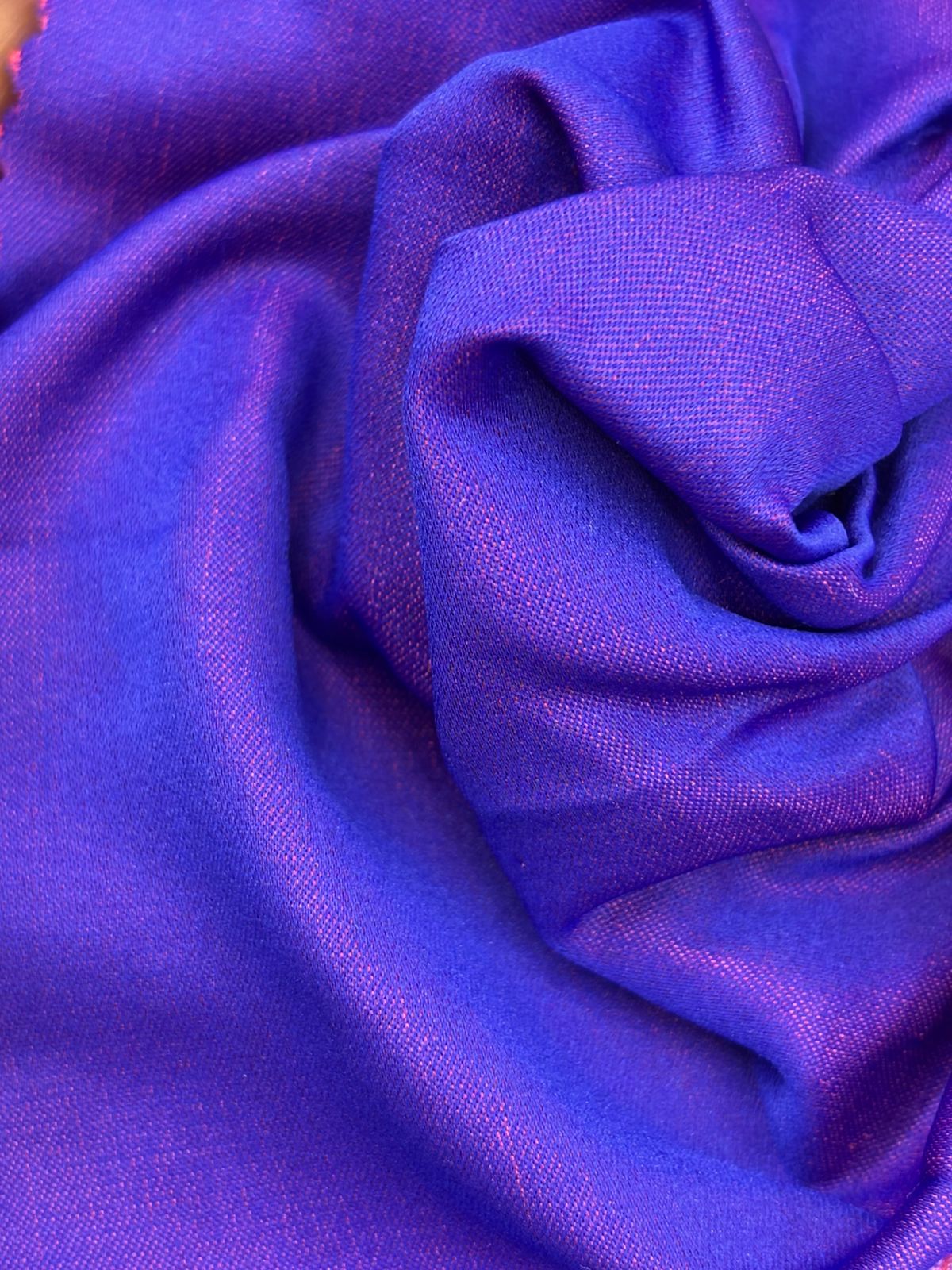 HH9 PETUNIA MORADO: fotografía real del tejido doble vista, cara A. Se vende tela por metro.