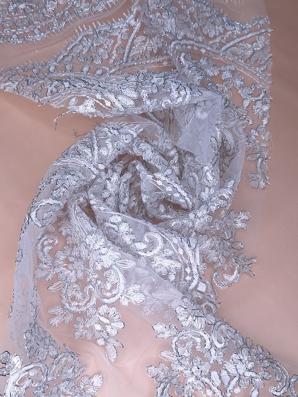 Tul bordado color blanco plata H130, ideal para vestidos de noche de boda y de XV años