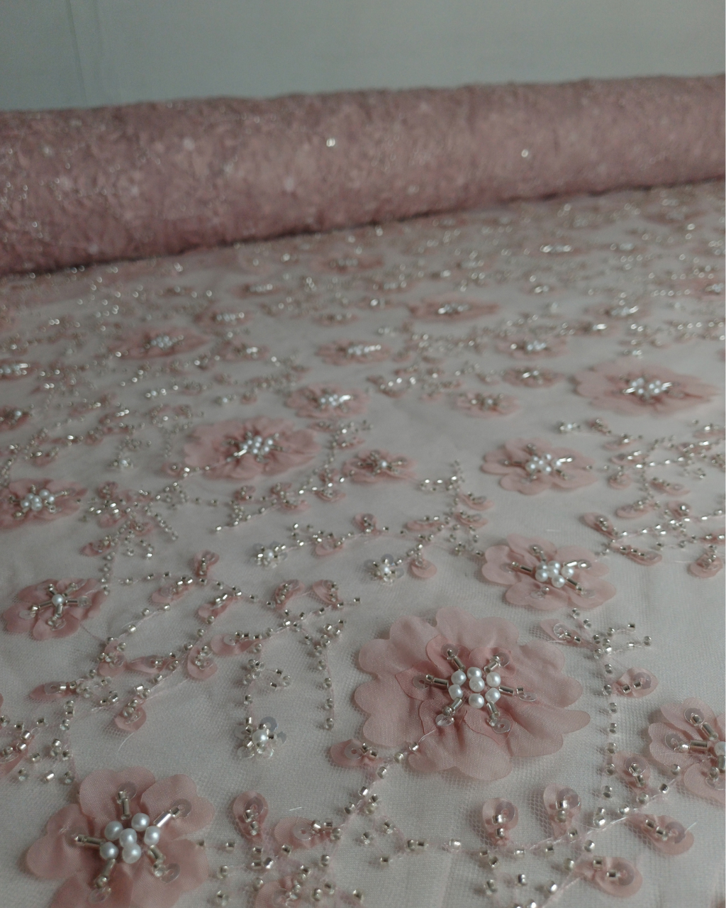 Tul Bordado Con Flores 3d, Lentejuela, Canutillo, Perlas, Chaquira Color Palo de Rosa -HH191 ideal para vestidos de noche de boda y de XV años