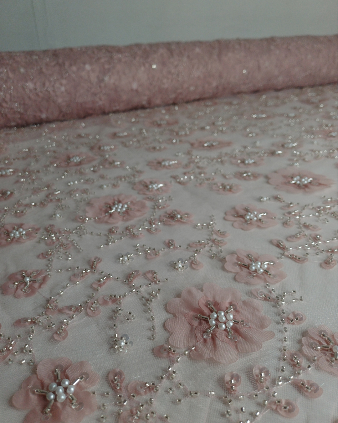 Tul Bordado Con Flores 3d, Lentejuela, Canutillo, Perlas, Chaquira Color Palo de Rosa -HH191 ideal para vestidos de noche de boda y de XV años