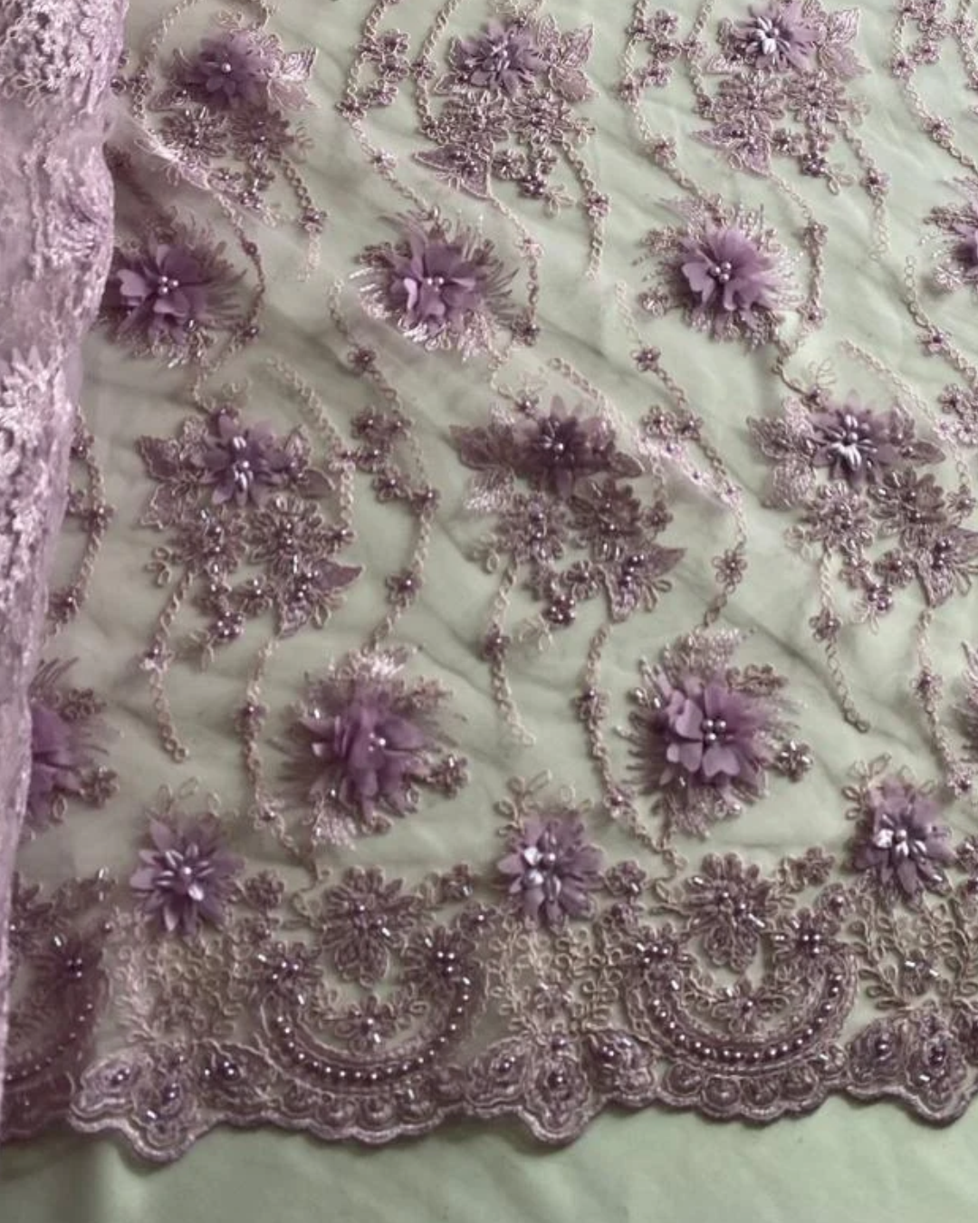Tul Bordado Con Flores 3D Aplicaciones de Perlas Y Canutillo Color Lavanda- HH238 ideal para vestidos de noche y de XV años