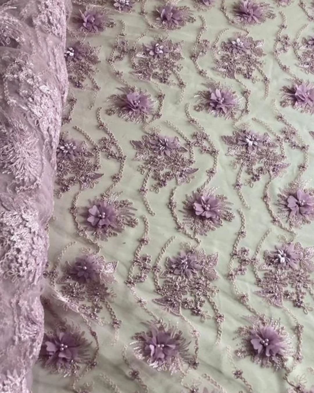 Tul Bordado Con Flores 3D Aplicaciones de Perlas Y Canutillo Color Lavanda- HH238 ideal para vestidos de noche y de XV años