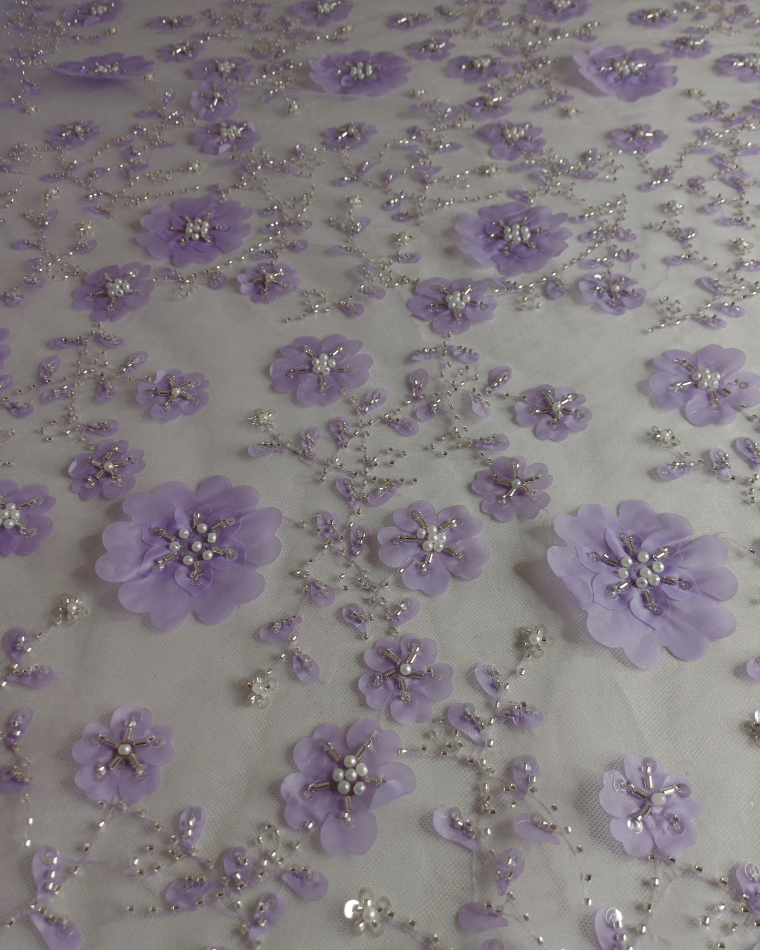 Tul Bordado Con Flores 3d, Lentejuela, Canutillo, Perlas, Chaquira Color Lila -HH191 ideal para vestidos de noche de boda y de XV años