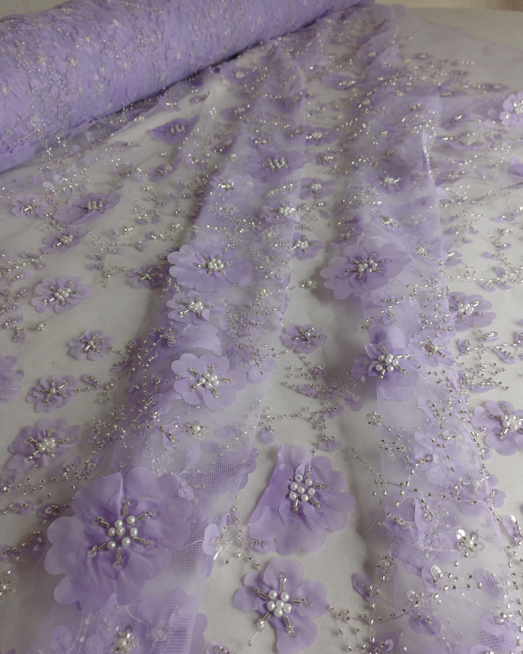 Tul Bordado Con Flores 3d, Lentejuela, Canutillo, Perlas, Chaquira Color Lila -HH191 ideal para vestidos de noche de boda y de XV años