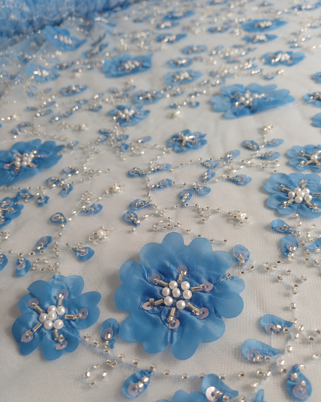 Tul Bordado Con Flores 3d, Lentejuela, Canutillo, Perlas, Chaquira Color Plumbago -HH191 ideal para vestidos de noche de boda y de XV años