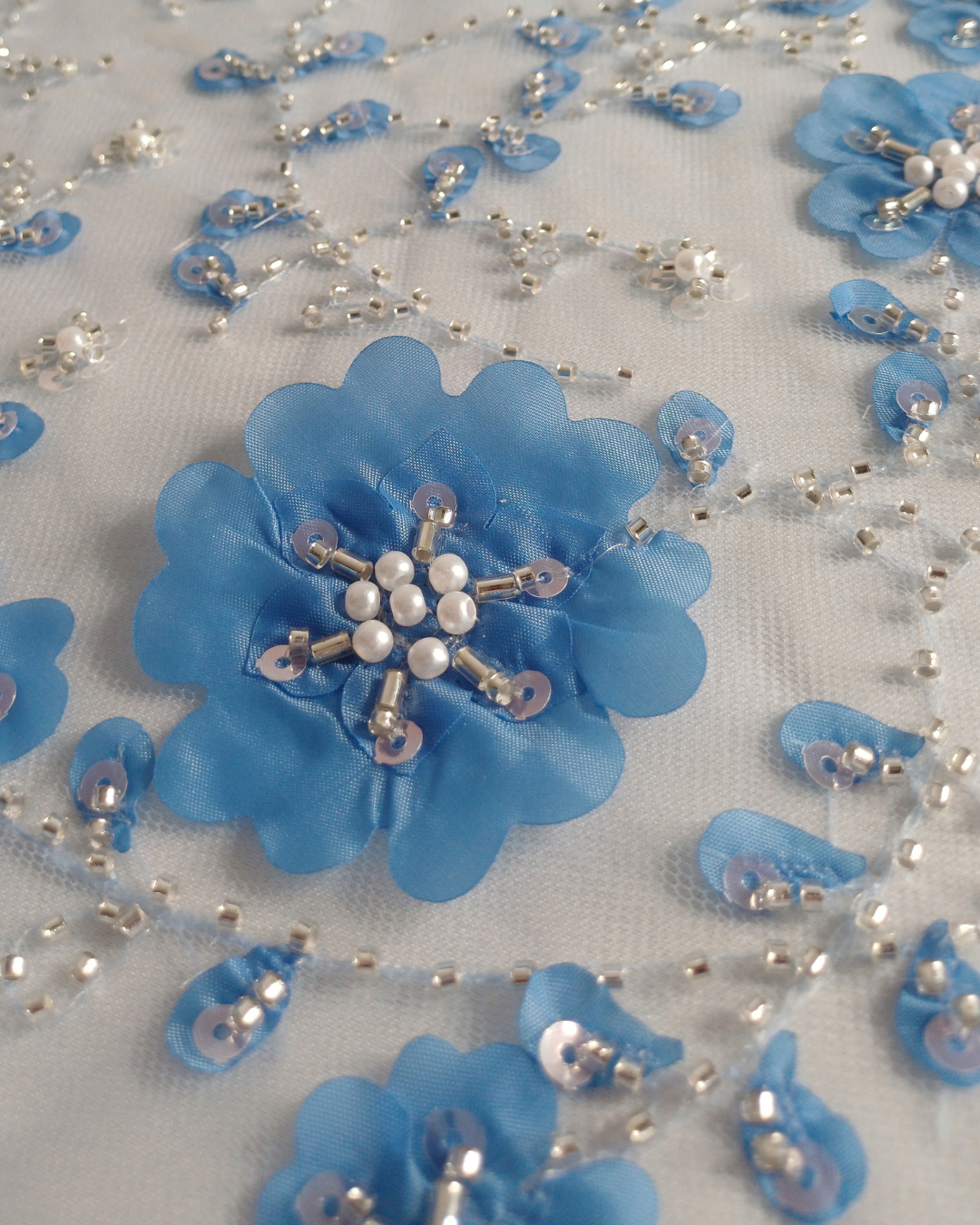 Tul Bordado Con Flores 3d, Lentejuela, Canutillo, Perlas, Chaquira Color Plumbago -HH191 ideal para vestidos de noche de boda y de XV años