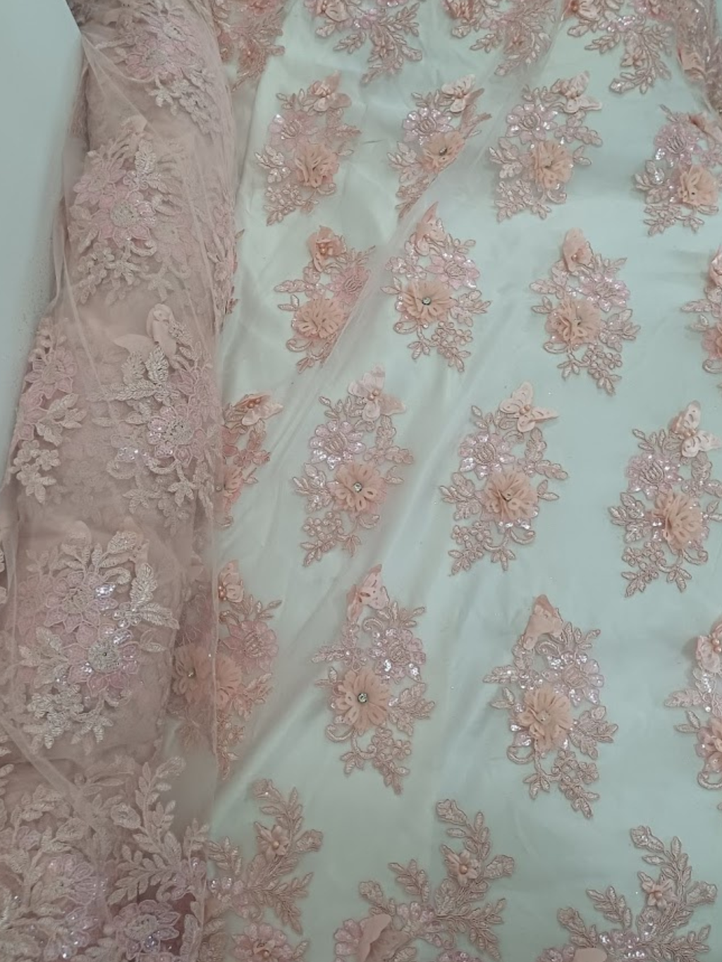 Tul Bordado Con Floral 3D, Mariposas, Pedrería, Lentejuela Y Perlas Color Blush- HH157 ideal para vestidos de noche de boda y de XV años