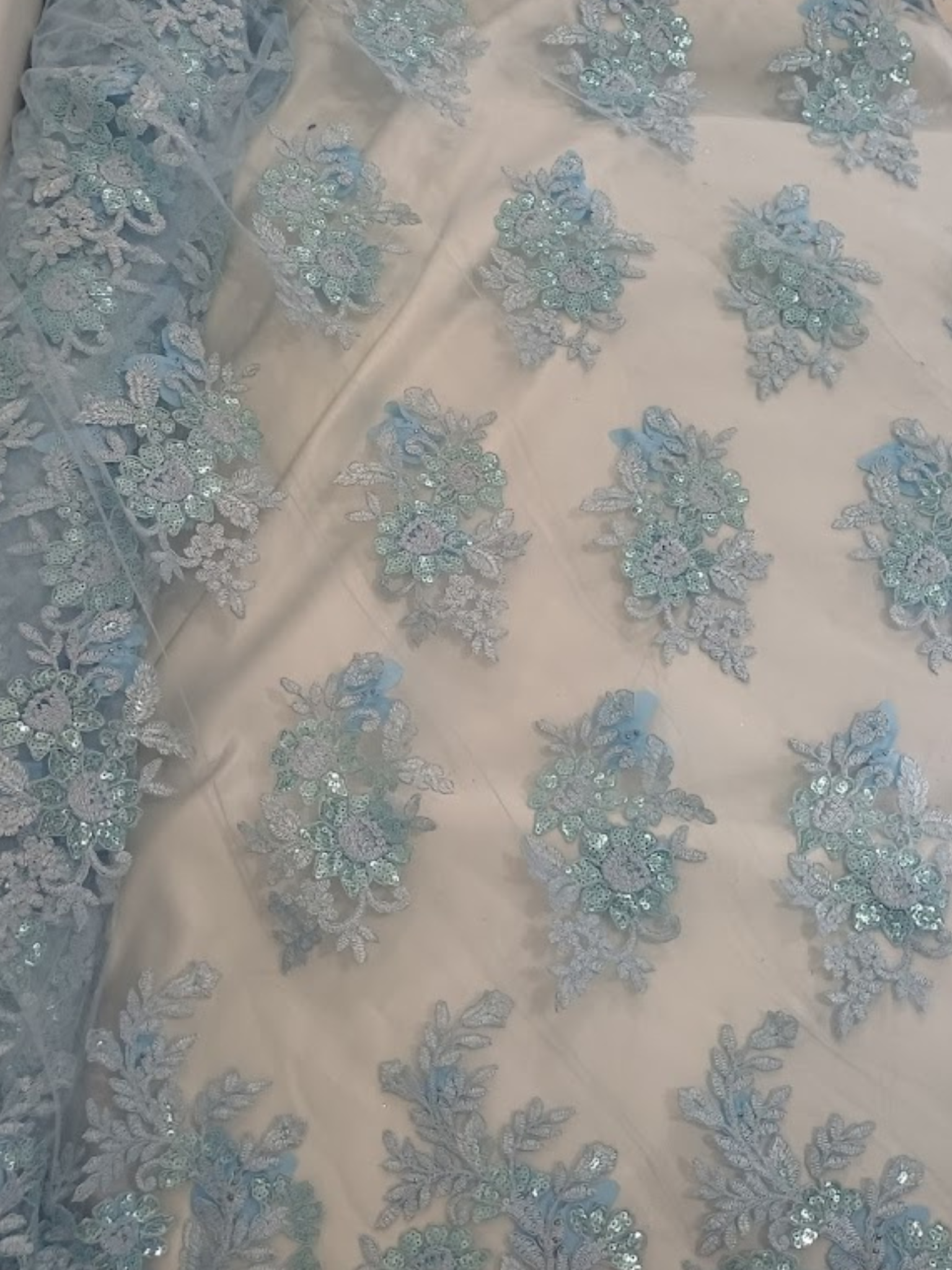 Tul Bordado Con Floral 3D, Mariposas, Pedrería, Lentejuela Y Perlas Color Azul Cielo - HH157 ideal para vestidos de noche de boda y de XV años