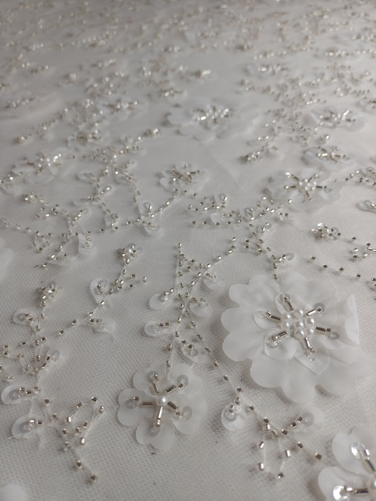 Tul Bordado Con Flores 3d, Lentejuela, Canutillo, Perlas, Chaquira Color Blanco -HH191 ideal para vestidos de noche de boda y de XV años