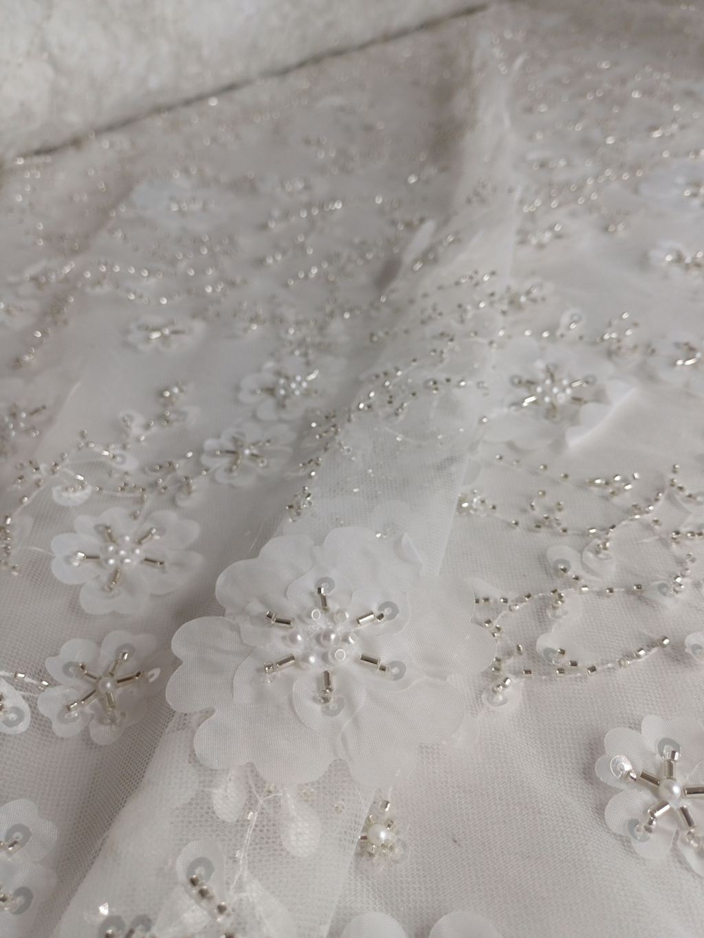 Tul Bordado Con Flores 3d, Lentejuela, Canutillo, Perlas, Chaquira Color Blanco -HH191 ideal para vestidos de noche de boda y de XV años