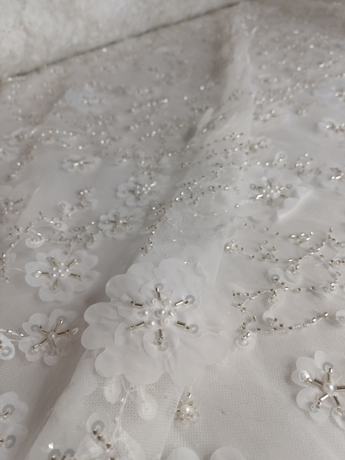 Tul Bordado Con Flores 3d, Lentejuela, Canutillo, Perlas, Chaquira Color Blanco -HH191 ideal para vestidos de noche de boda y de XV años