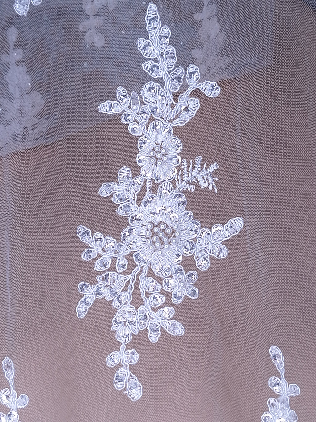 Tul Bordado Con Diseño Floral Con Lentejuela Y Perla Color Blanco - HH047 ideal para vestidos de noche de boda y de XV años
