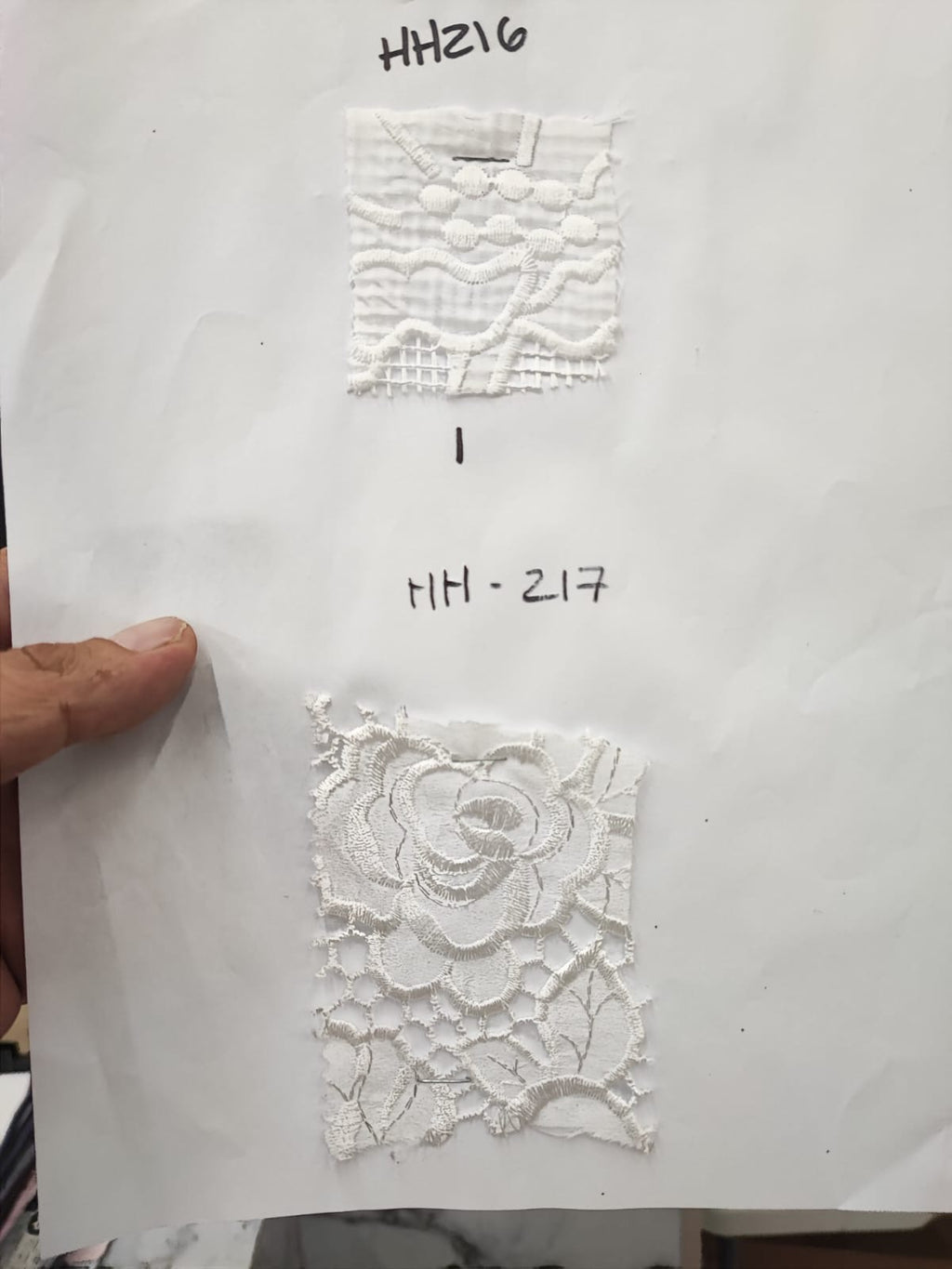 Página de catálogo: muestra HH216; tono claro de muestra sin confirmar. No confirma el color de las variantes disponibles.