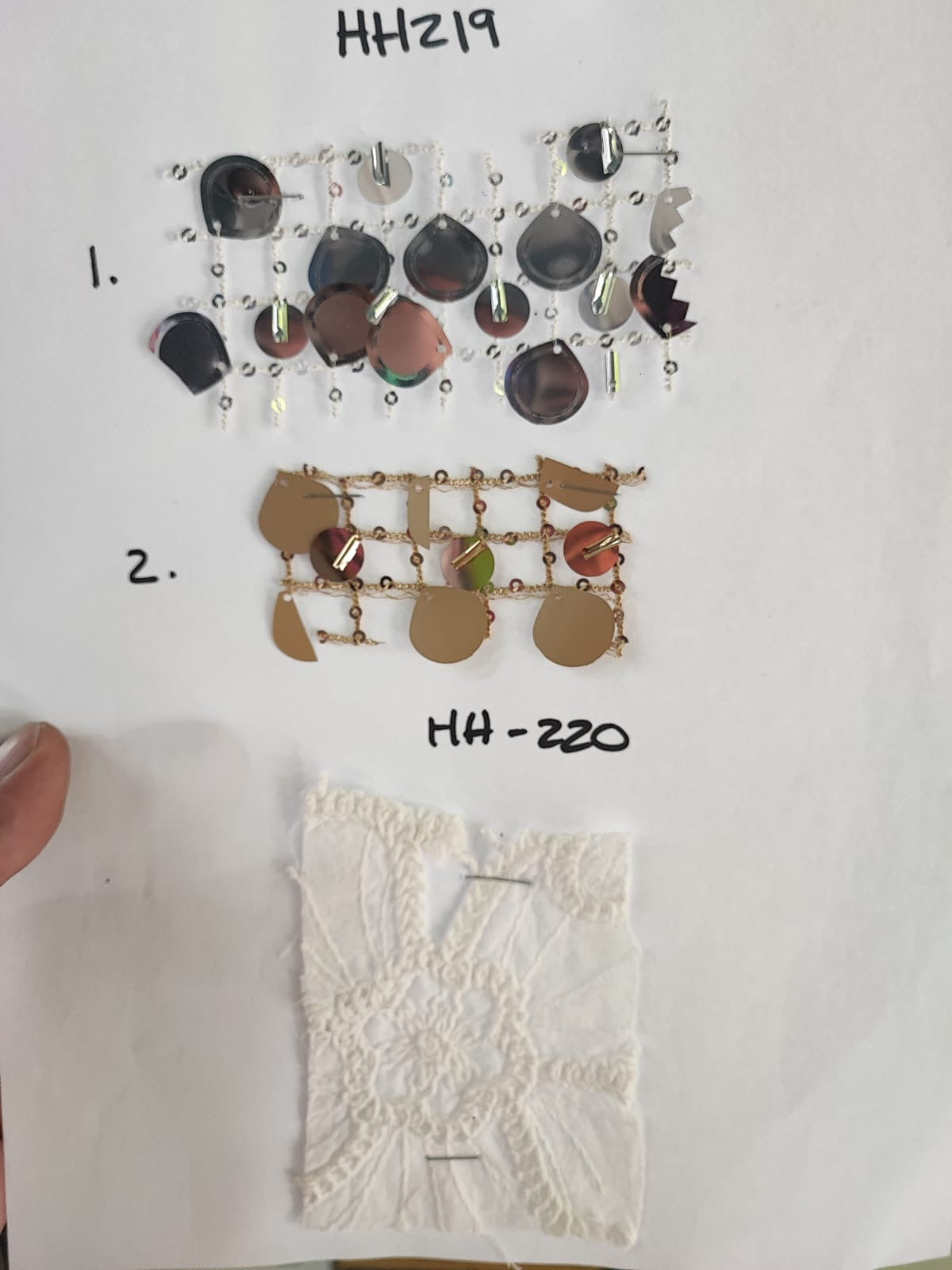 Página de catálogo: muestra HH220; tono claro de muestra sin confirmar. No confirma el color de las variantes disponibles.