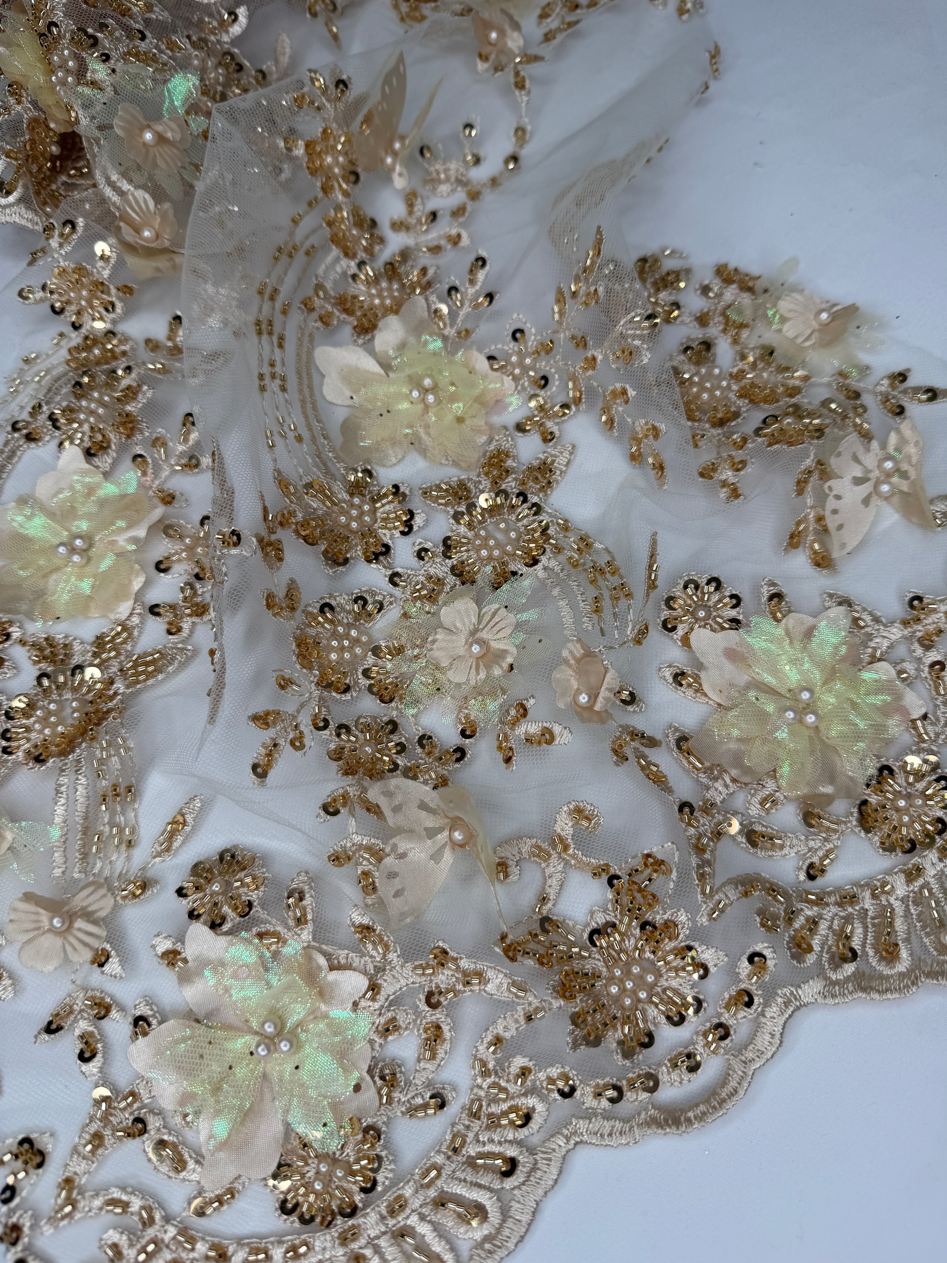 Tul bordado con lentejuela, canutillo y flor y mariposa 3d en tornasol hh237