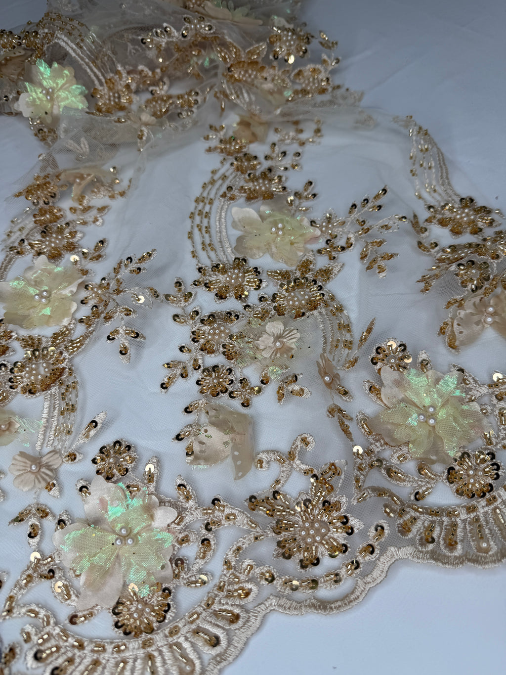 Tul bordado con lentejuela, canutillo y flor y mariposa 3d en tornasol hh237