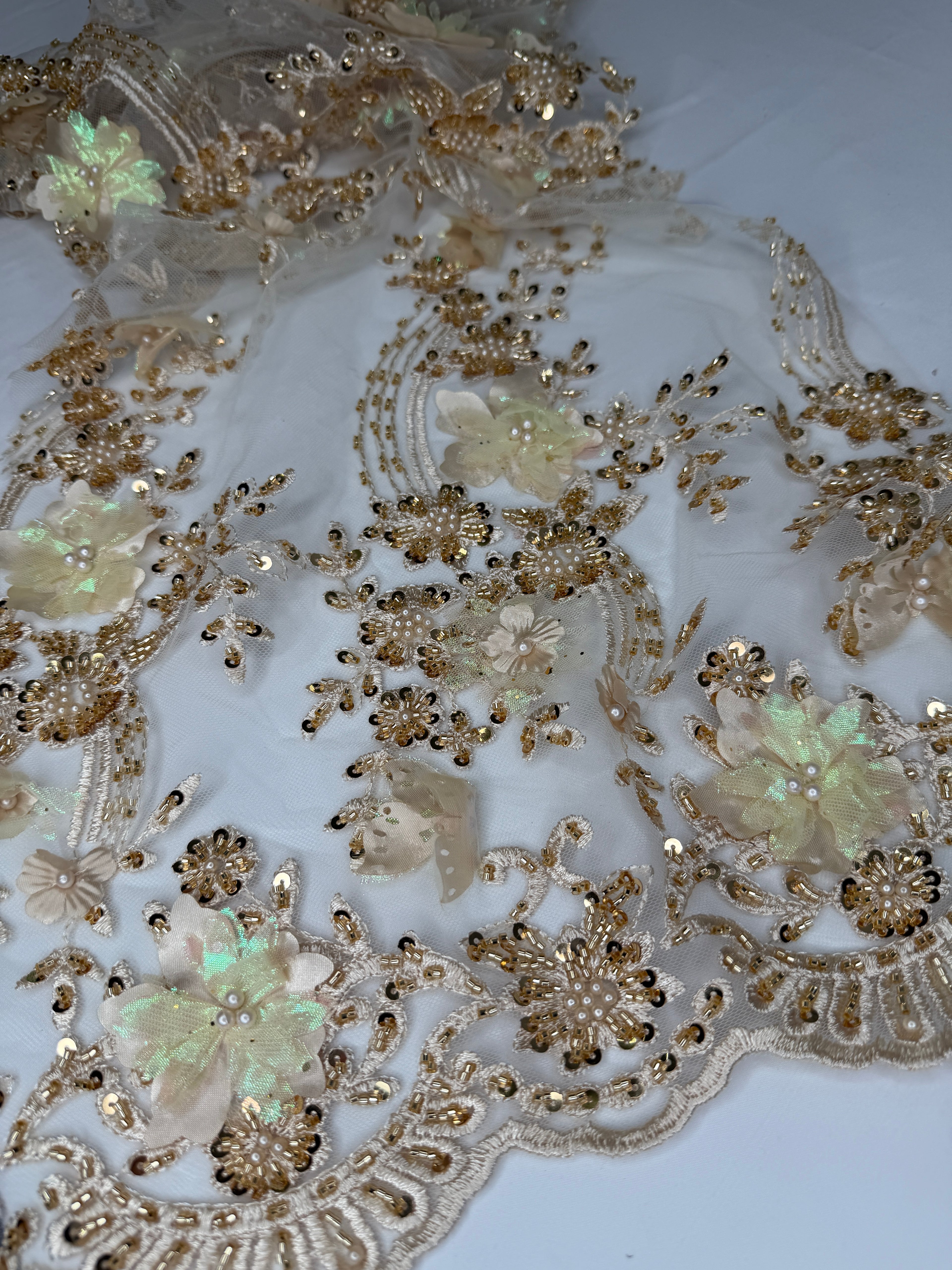 Tul bordado con lentejuela, canutillo y flor y mariposa 3d en tornasol hh237