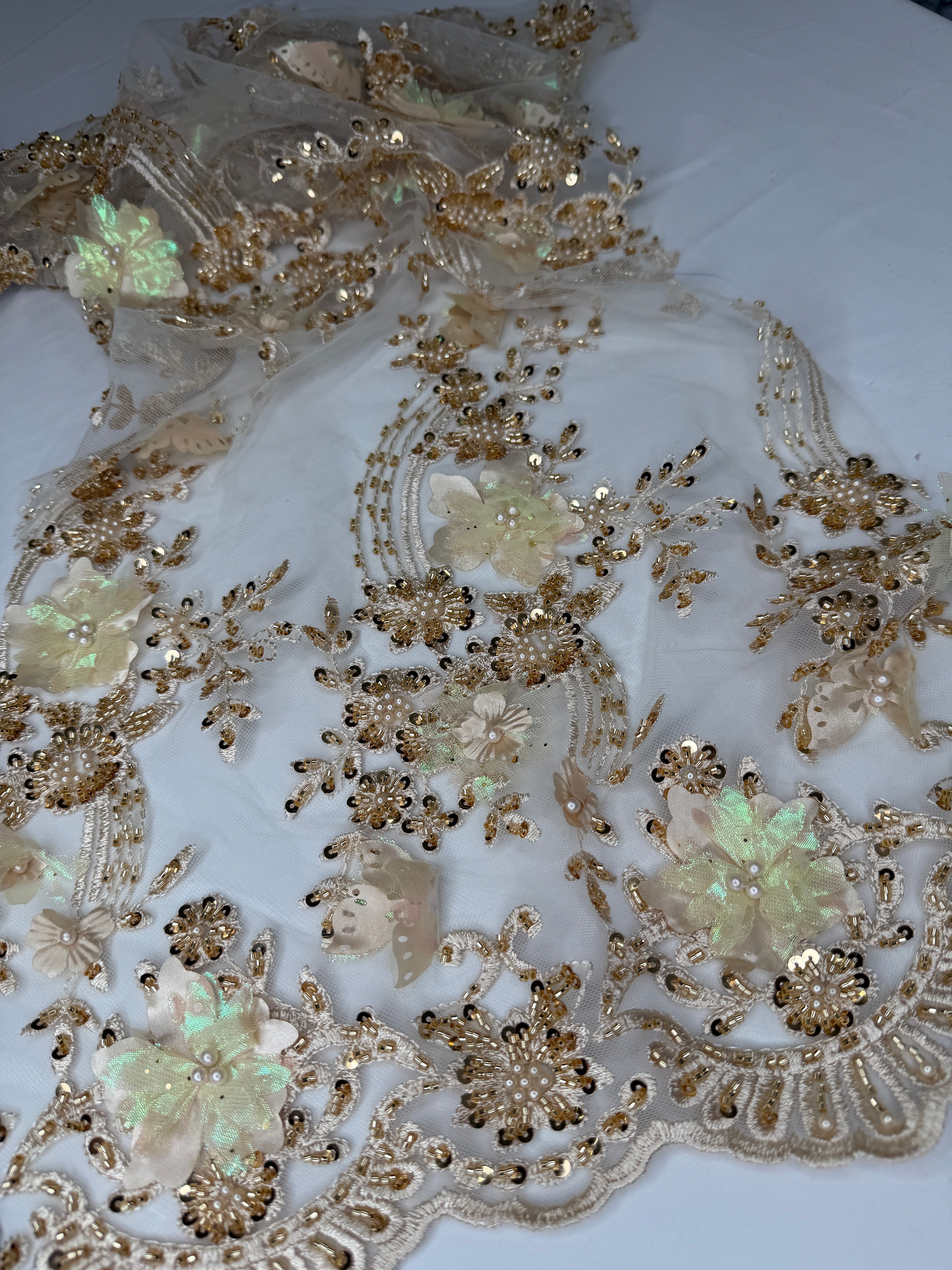 Tul bordado con lentejuela, canutillo y flor y mariposa 3d en tornasol hh237