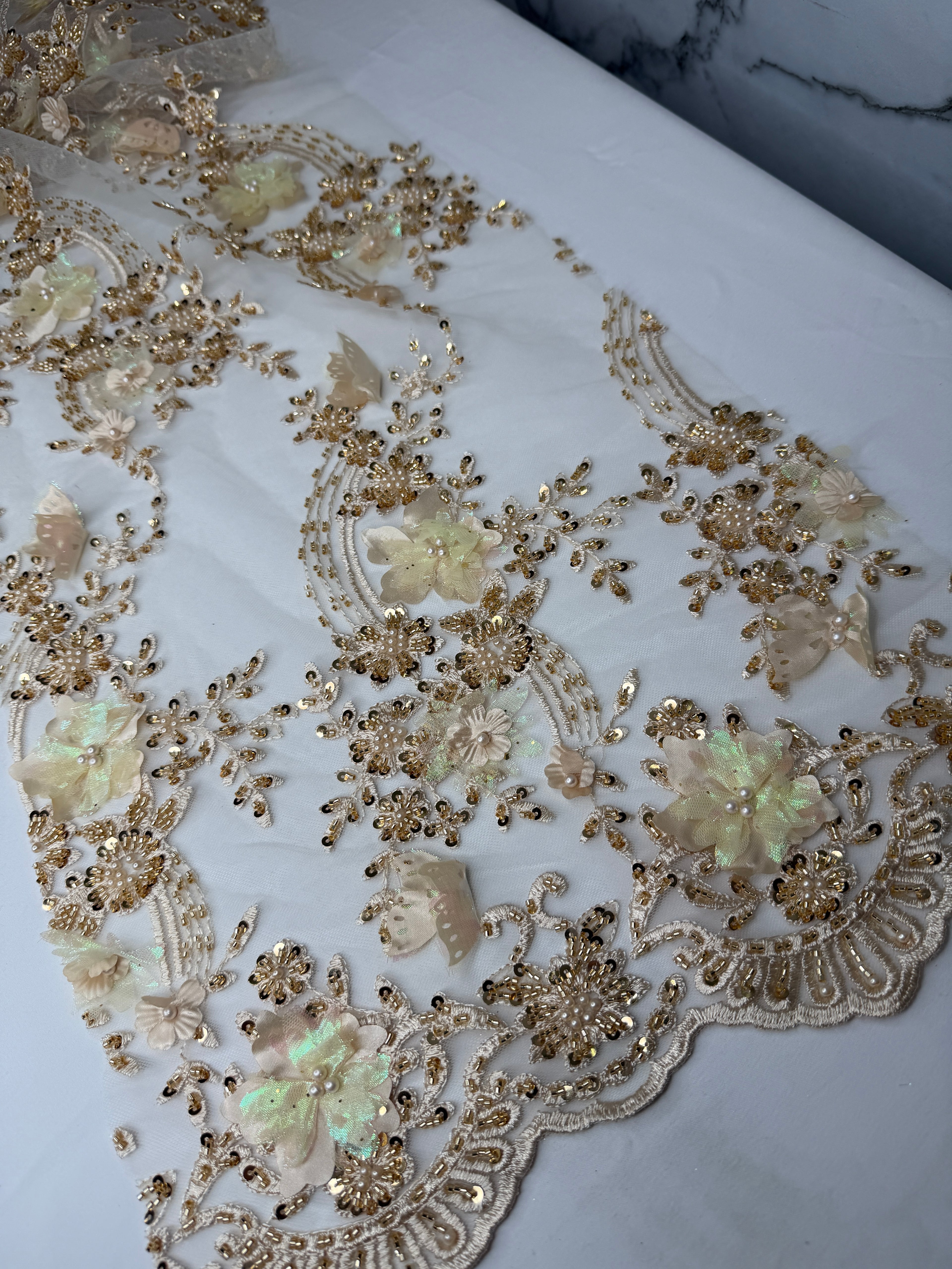 Tul bordado con lentejuela, canutillo y flor y mariposa 3d en tornasol hh237