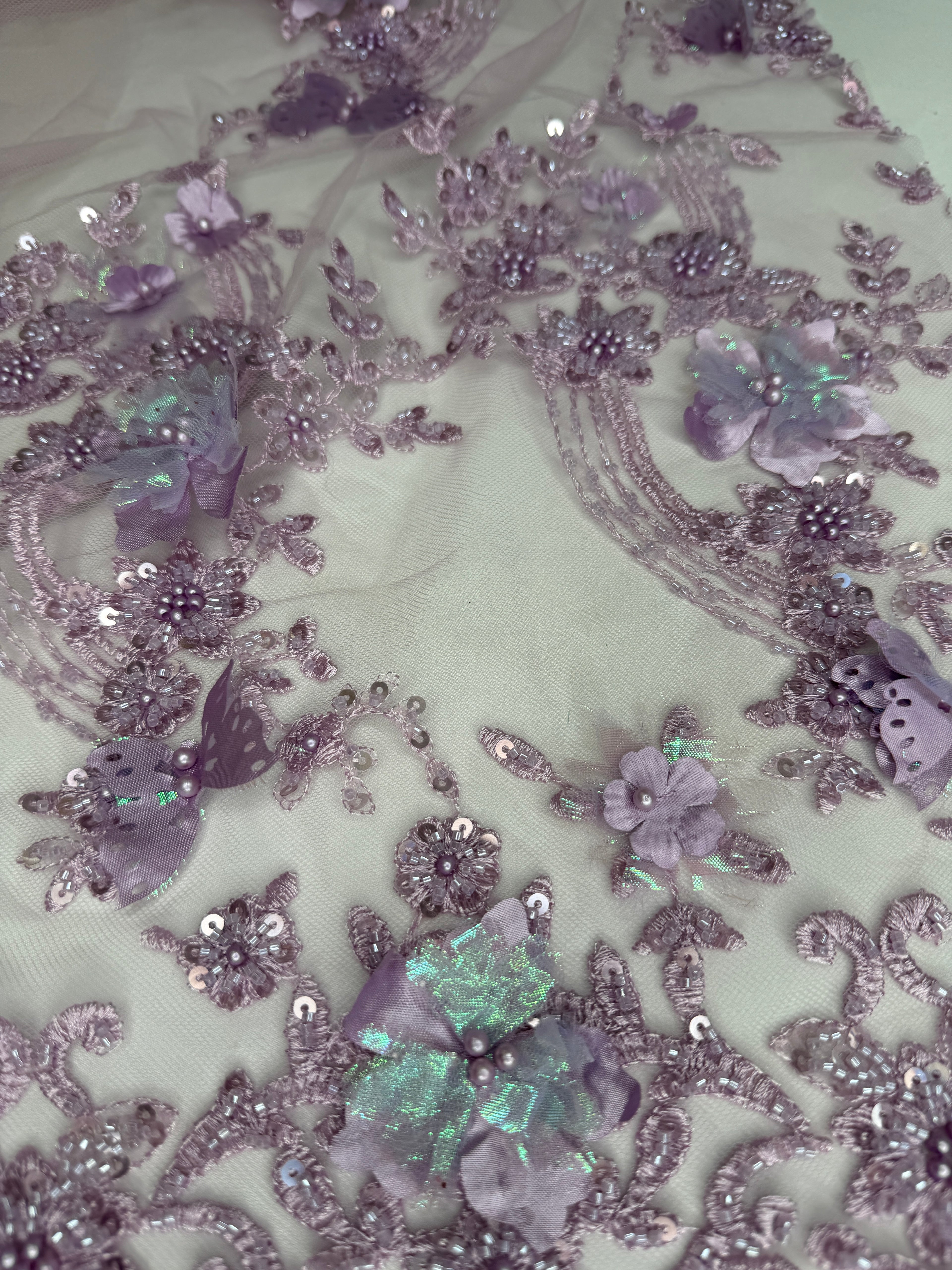 Tul bordado con lentejuela, canutillo y flor y mariposa 3d en tornasol hh237