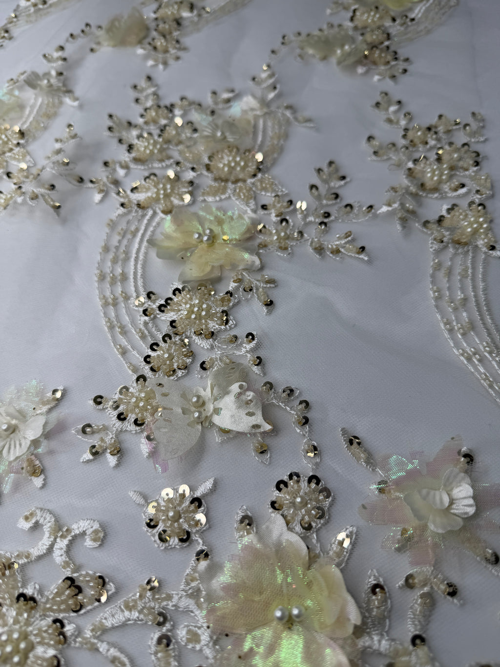Tul bordado con lentejuela, canutillo y flor y mariposa 3d en tornasol hh237