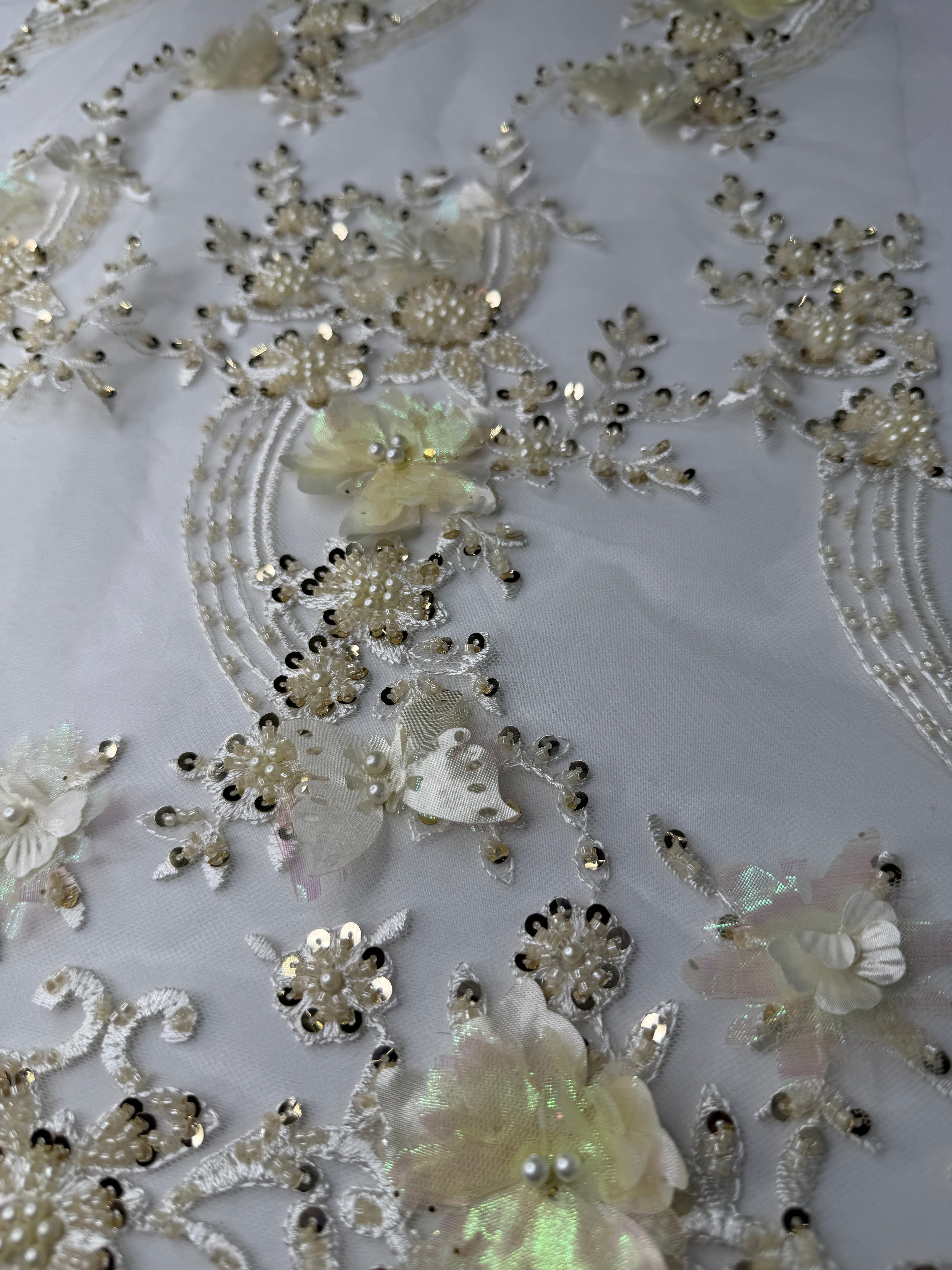 Tul bordado con lentejuela, canutillo y flor y mariposa 3d en tornasol hh237
