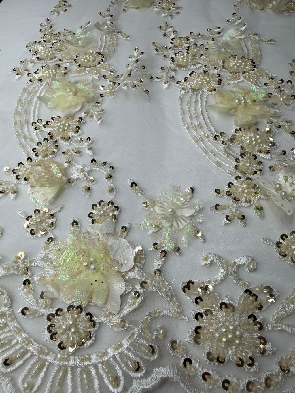 Tul bordado con lentejuela, canutillo y flor y mariposa 3d en tornasol hh237