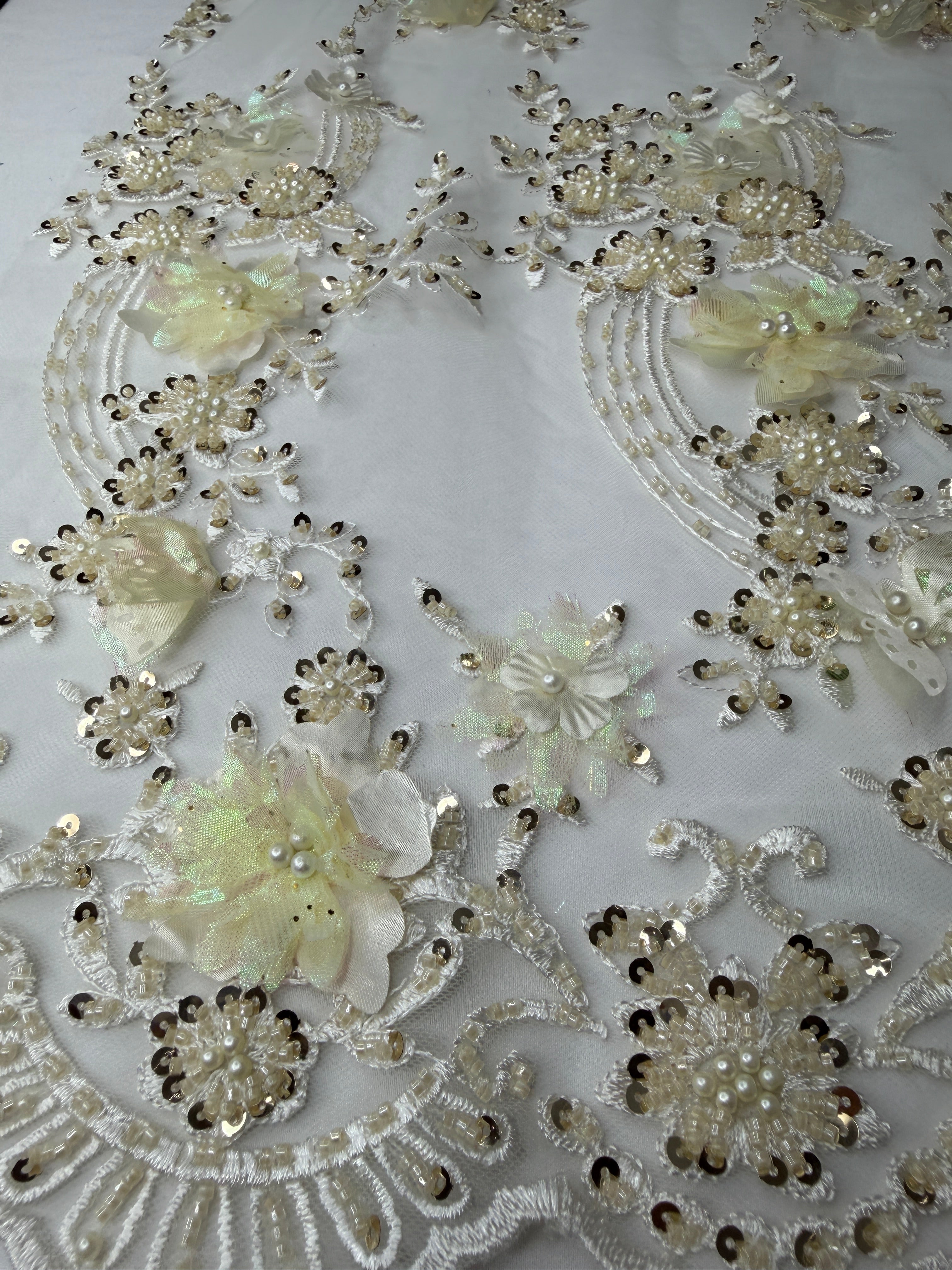 Tul bordado con lentejuela, canutillo y flor y mariposa 3d en tornasol hh237