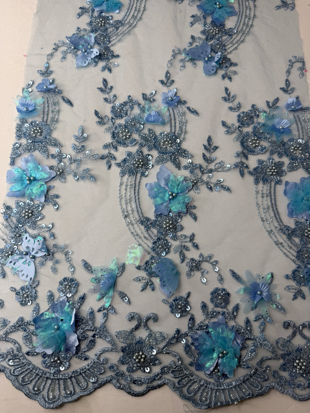 Tul bordado con lentejuela, canutillo y flor y mariposa 3d en tornasol hh237