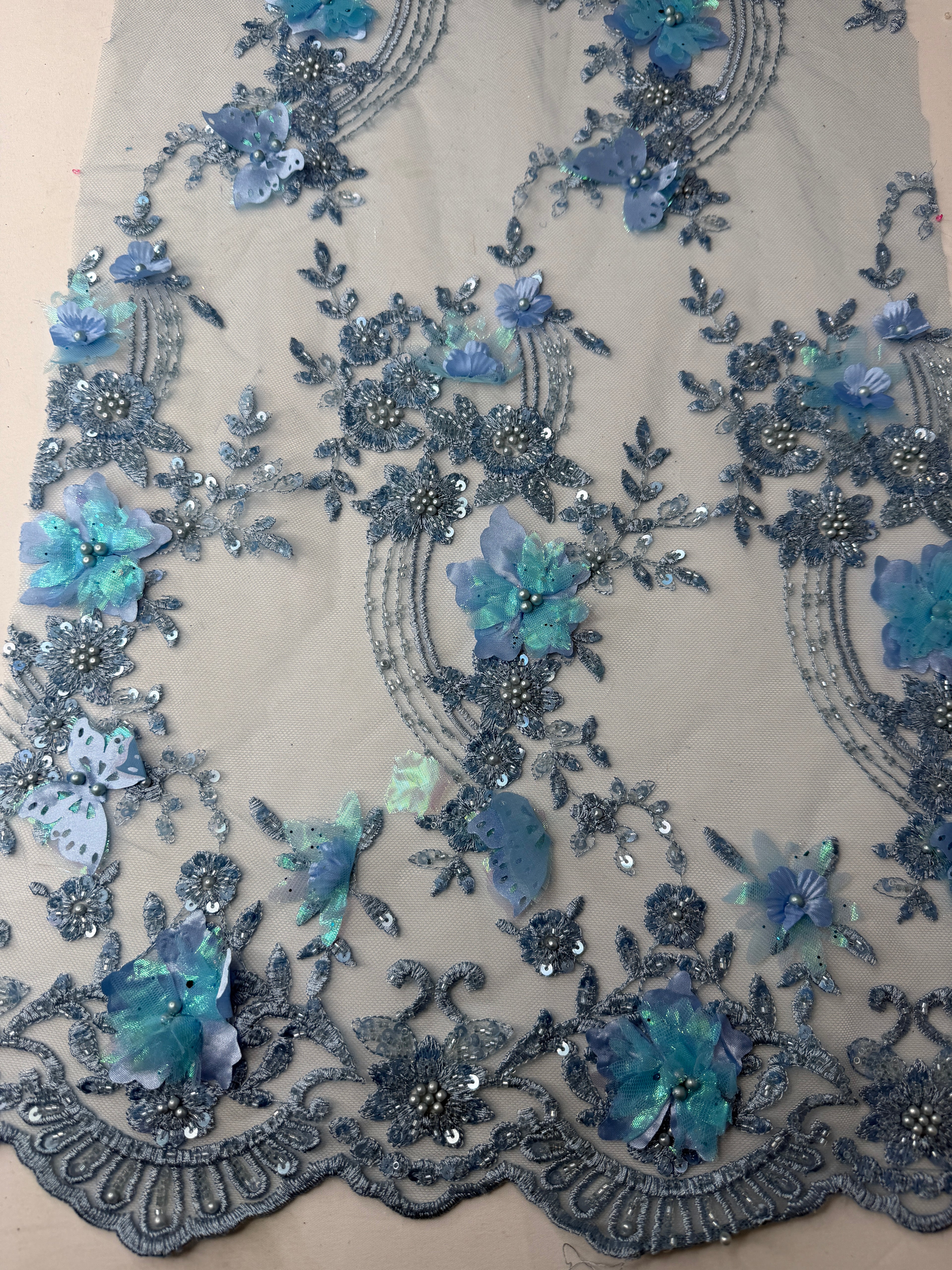 Tul bordado con lentejuela, canutillo y flor y mariposa 3d en tornasol hh237