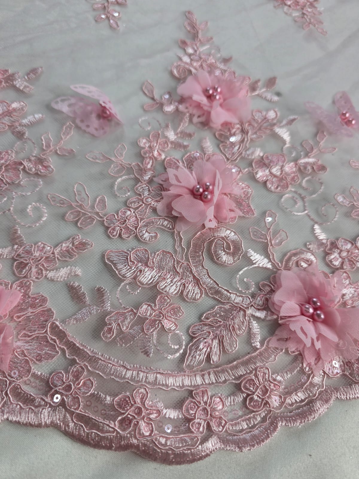 Tul Bordado Con Perlas, Lentejuelas, Mariposas y Flores 3D - HH275