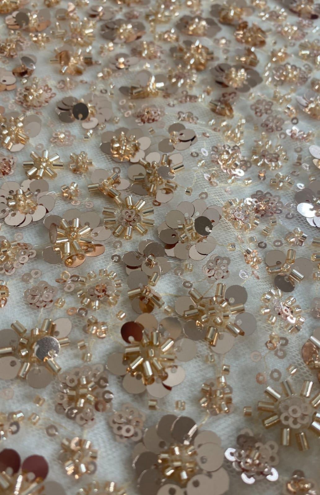 Tul Bordado Con Flores 3d, Lentejuela, Chaquira Y Canutillo Color Oro- HH226 ideal para vestidos de noche y de XV años
