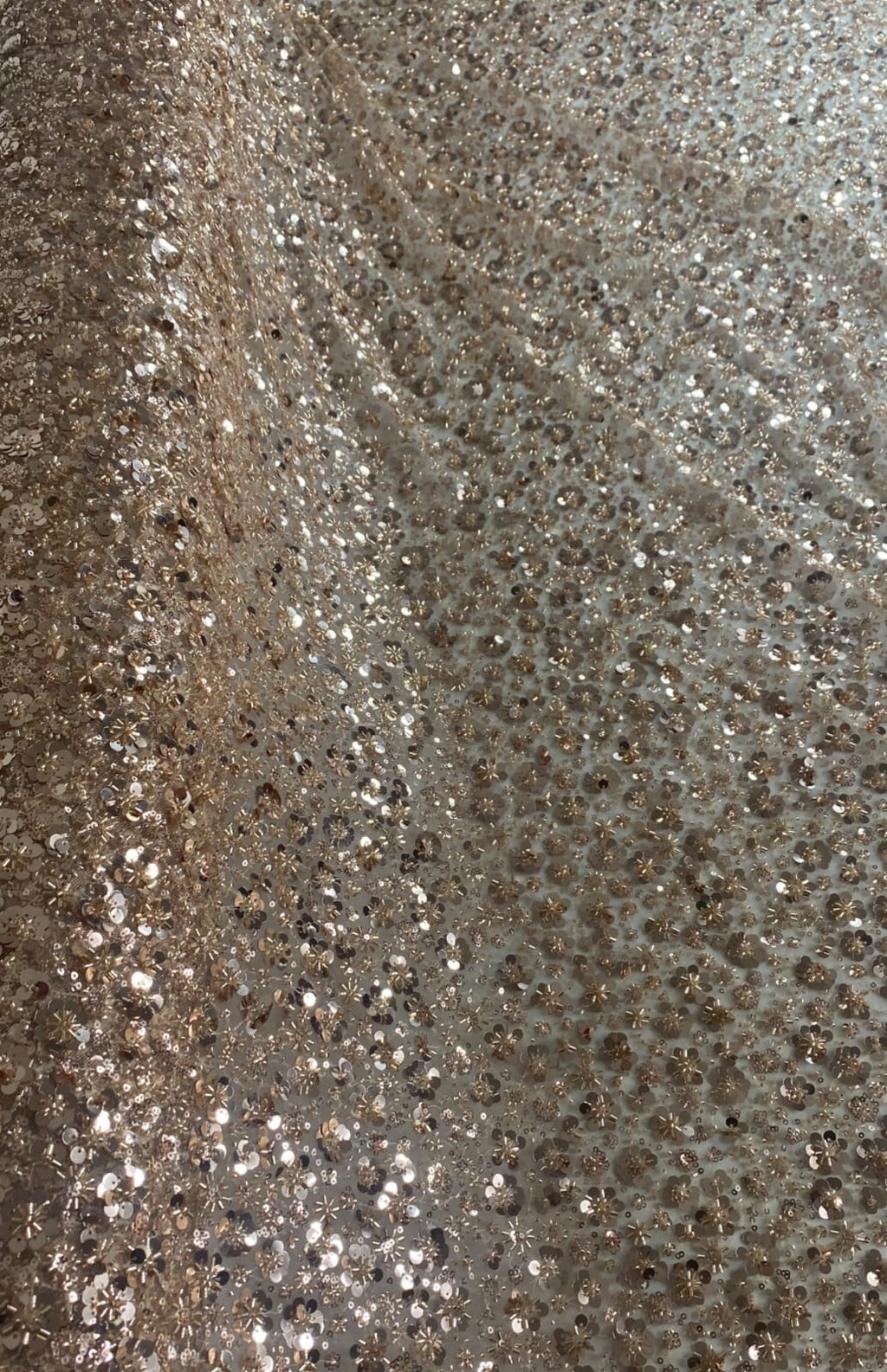 Tul Bordado Con Flores 3d, Lentejuela, Chaquira Y Canutillo Color Oro- HH226 ideal para vestidos de noche y de XV años