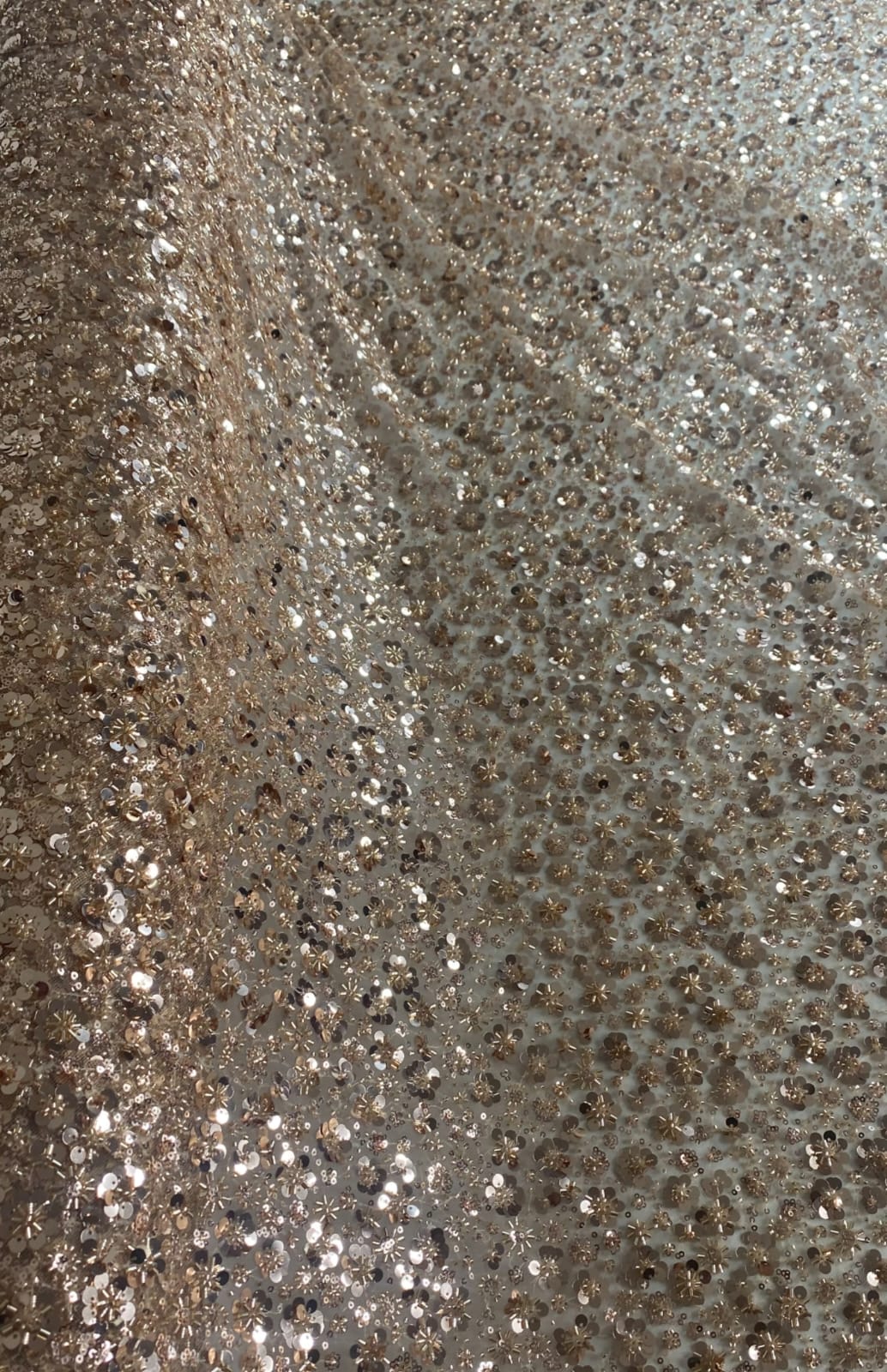 Tul Bordado Con Flores 3d, Lentejuela, Chaquira Y Canutillo Color Oro- HH226 ideal para vestidos de noche y de XV años