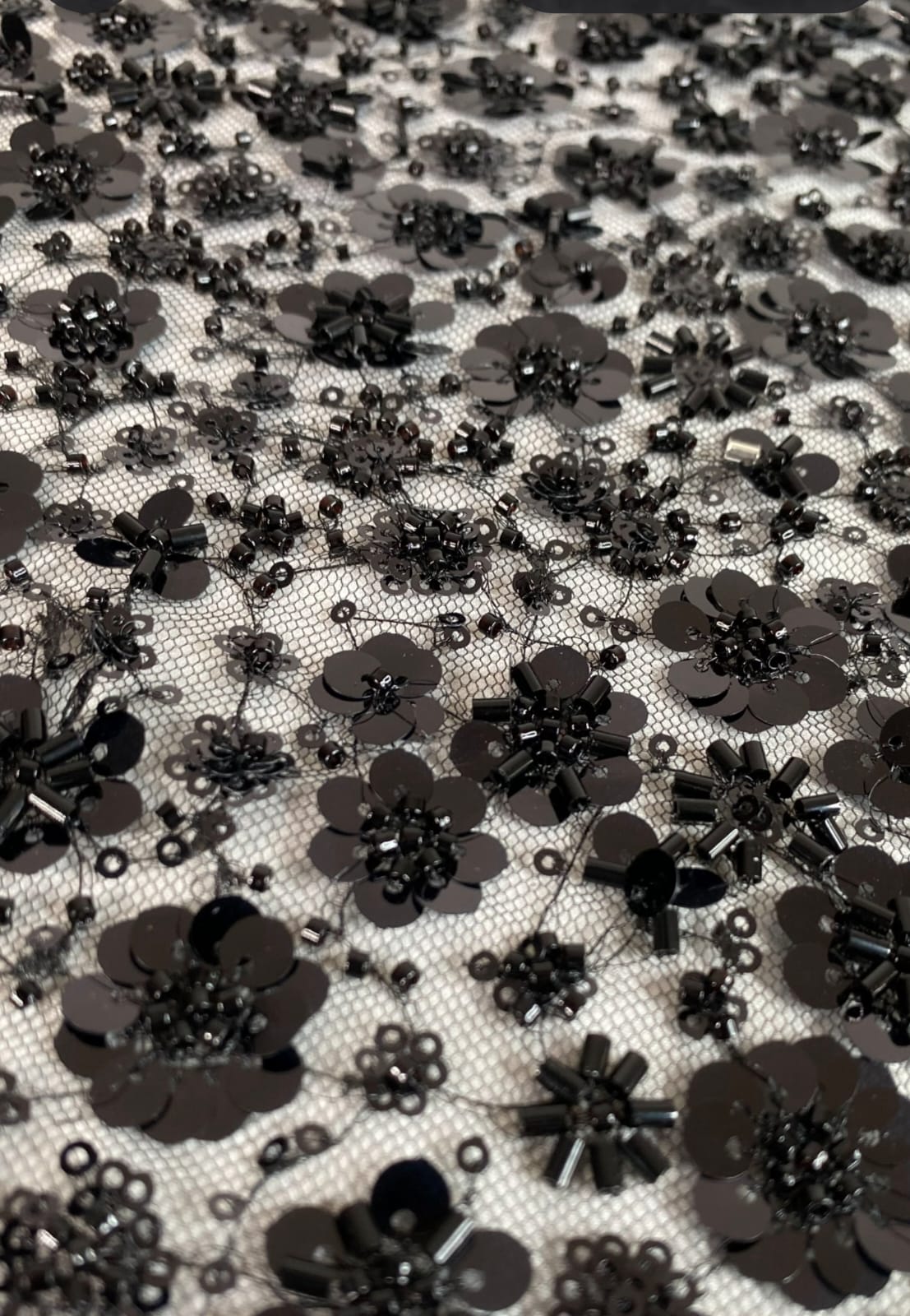 Tul Bordado Con Flores 3d, Lentejuela, Chaquira Y Canutillo Color Negro- HH226 ideal para vestidos de noche y de XV años