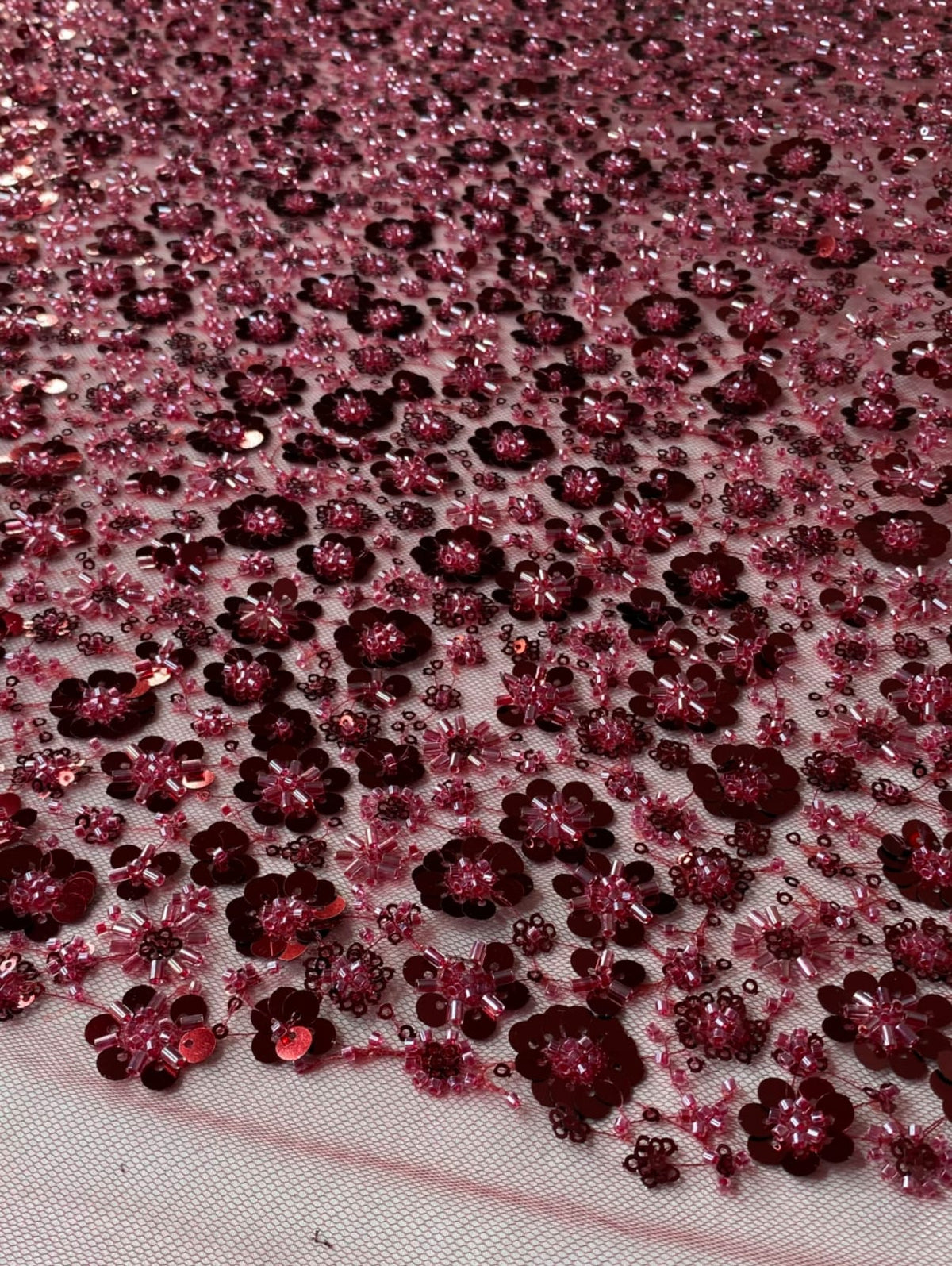 Tul Bordado Con Flores 3d, Lentejuela, Chaquira Y Canutillo Color Vino - HH226 ideal para vestidos de noche y de XV años