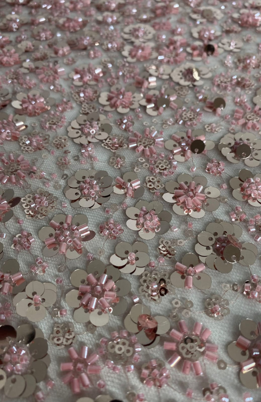 Tul Bordado Con Flores 3d, Lentejuela, Chaquira Y Canutillo Color Palo de Rosa - HH226 ideal para vestidos de noche y de XV años