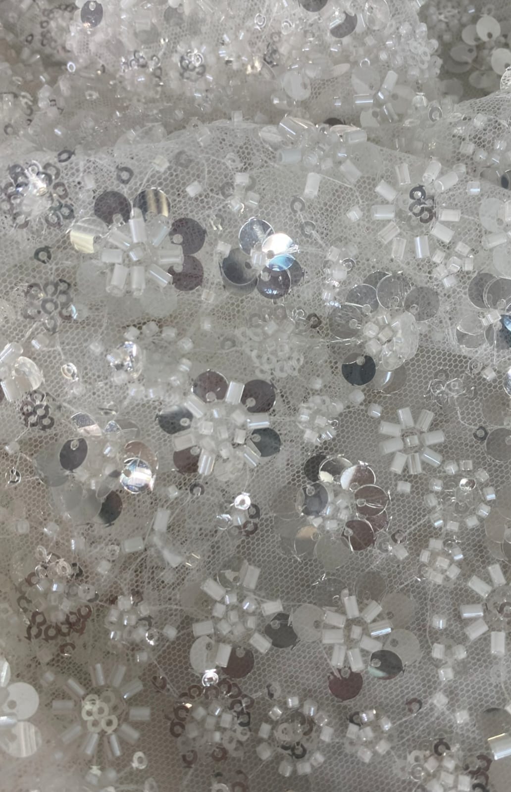 Tul Bordado Con Flores 3d, Lentejuela, Chaquira Y Canutillo Color Hueso - HH226 ideal para vestidos de noche y de XV años (Copia)