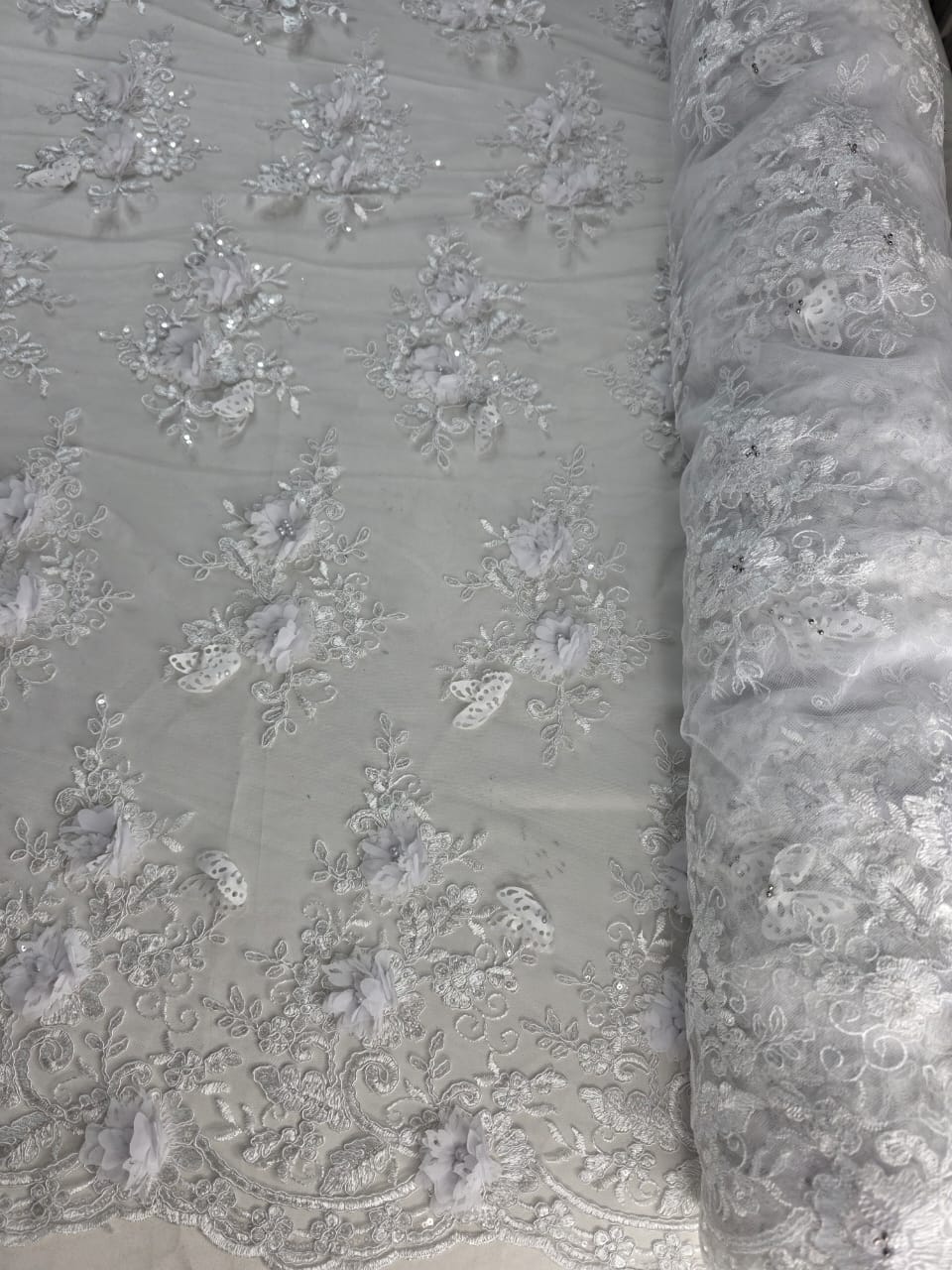 Tul Bordado Con Perlas, Lentejuelas, Mariposas y Flores 3D - HH275