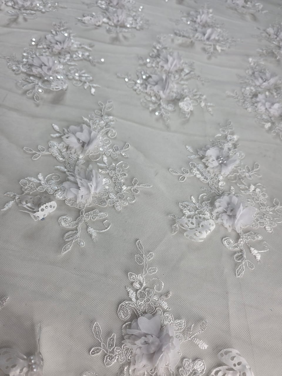 Tul Bordado Con Perlas, Lentejuelas, Mariposas y Flores 3D - HH275