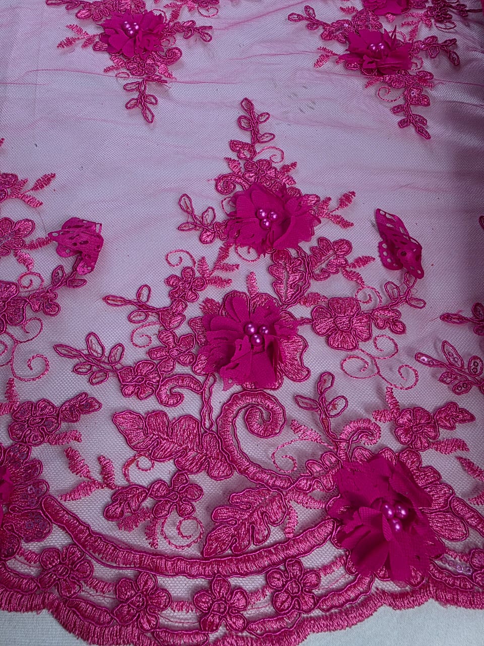 Tul Bordado Con Perlas, Lentejuelas, Mariposas y Flores 3D - HH275