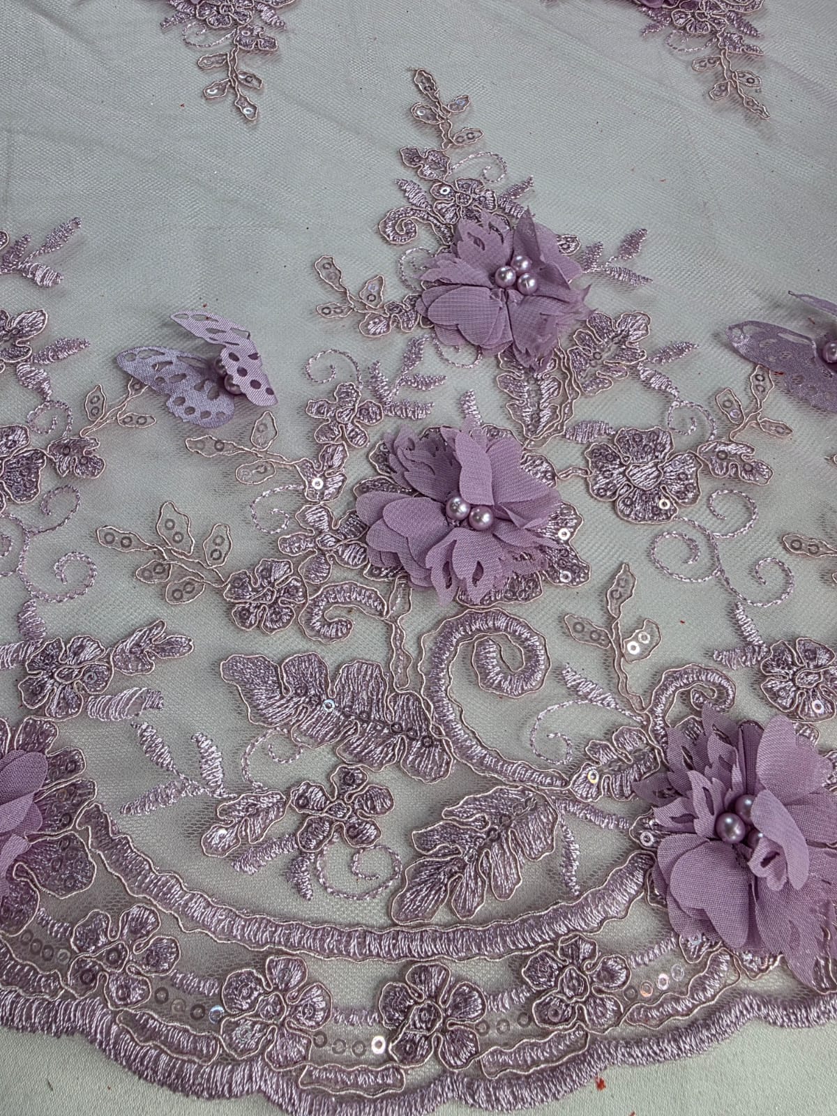 Tul Bordado Con Perlas, Lentejuelas, Mariposas y Flores 3D - HH275