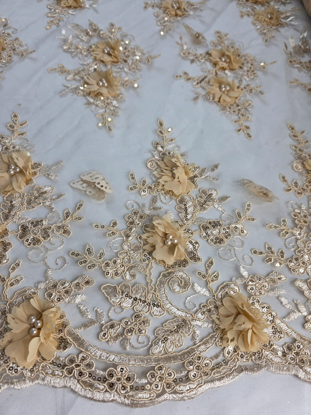 Tul Bordado Con Perlas, Lentejuelas, Mariposas y Flores 3D - HH275