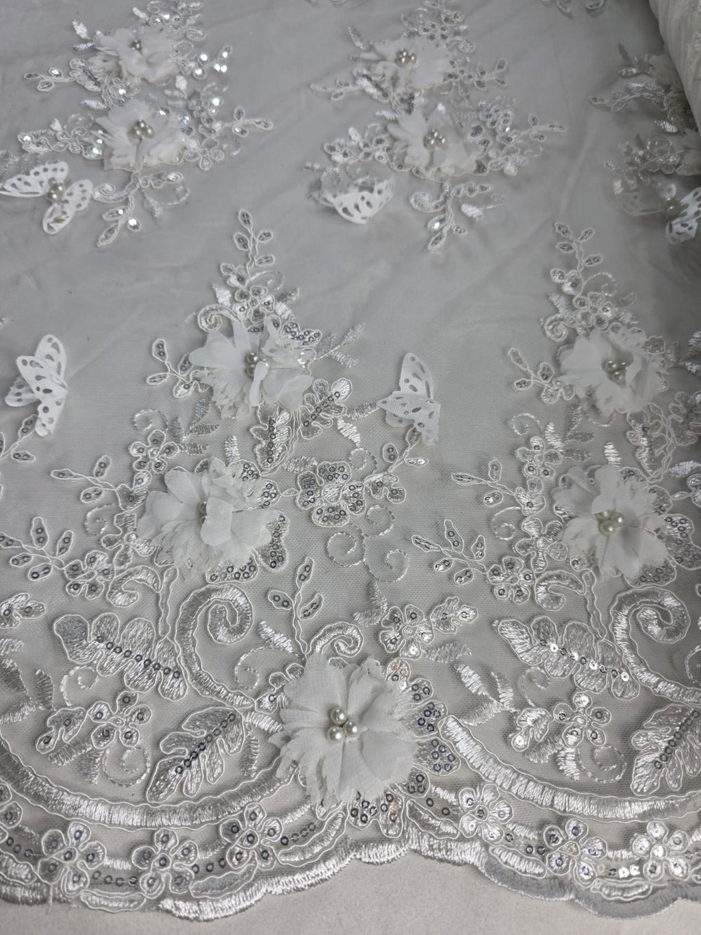 Tul Bordado Con Perlas, Lentejuelas, Mariposas y Flores 3D - HH275
