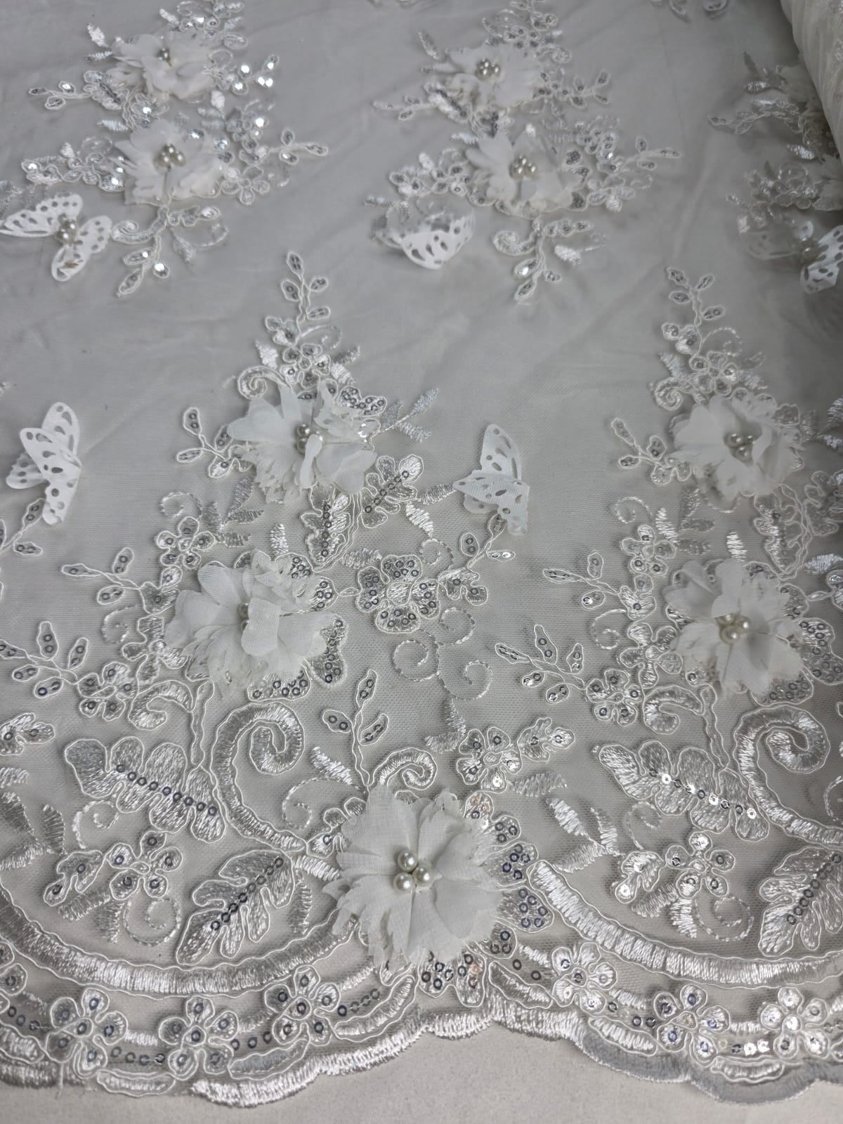Tul Bordado Con Perlas, Lentejuelas, Mariposas y Flores 3D - HH275