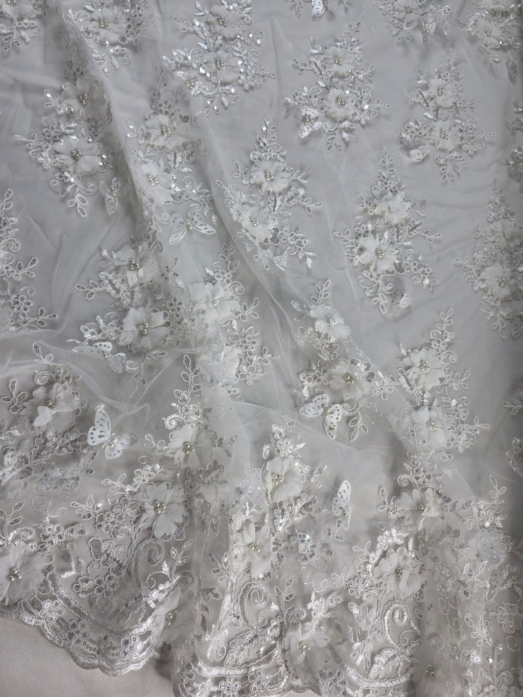 Tul Bordado Con Perlas, Lentejuelas, Mariposas y Flores 3D - HH275