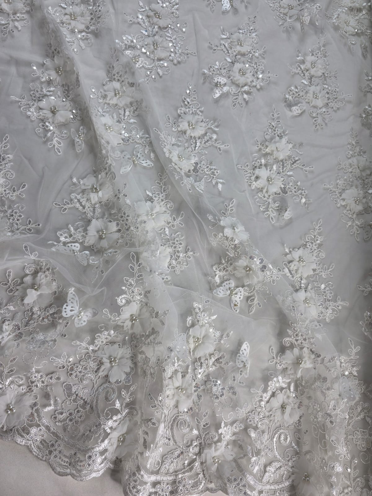 Tul Bordado Con Perlas, Lentejuelas, Mariposas y Flores 3D - HH275